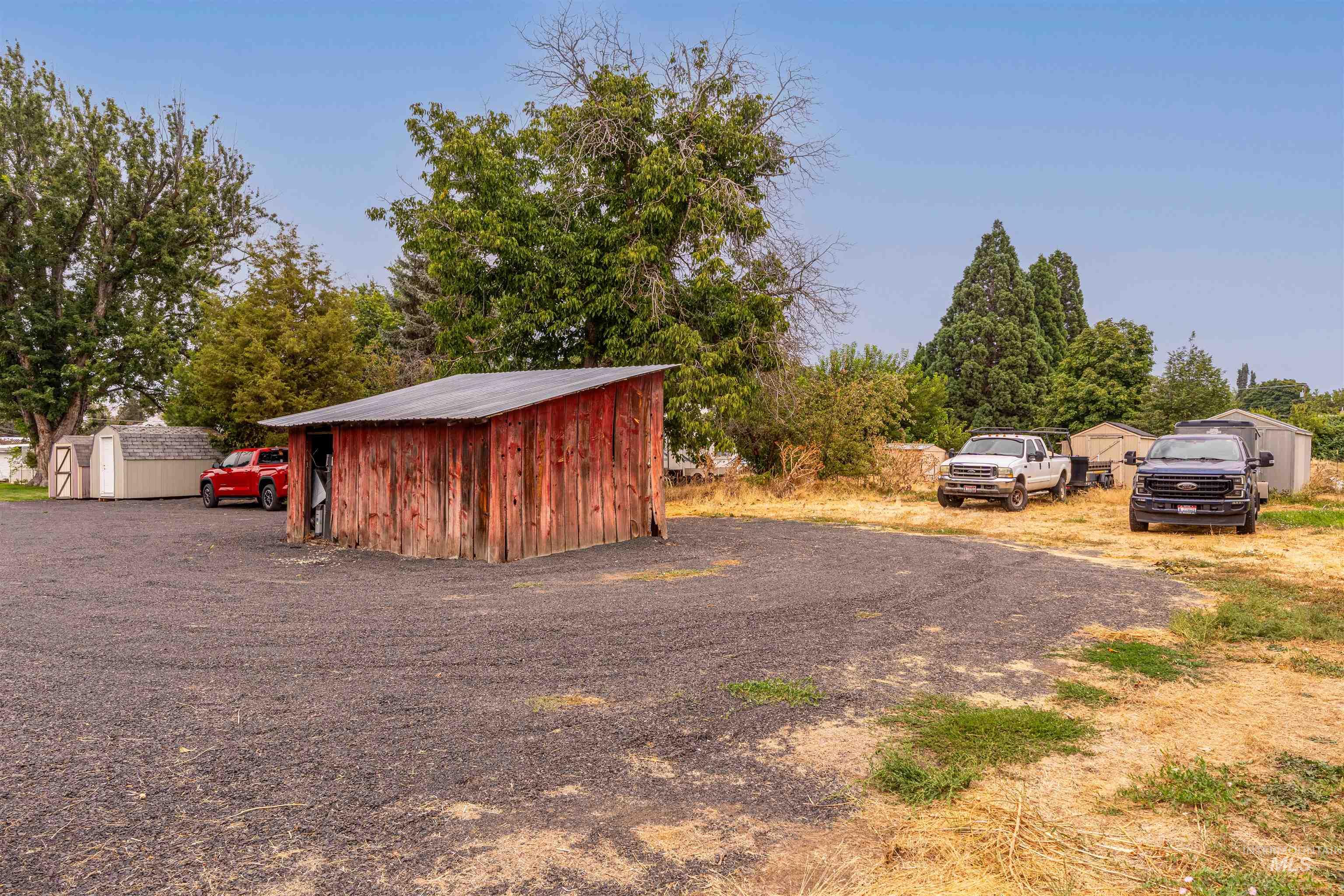 726 Linden Ave Property Photo 13
