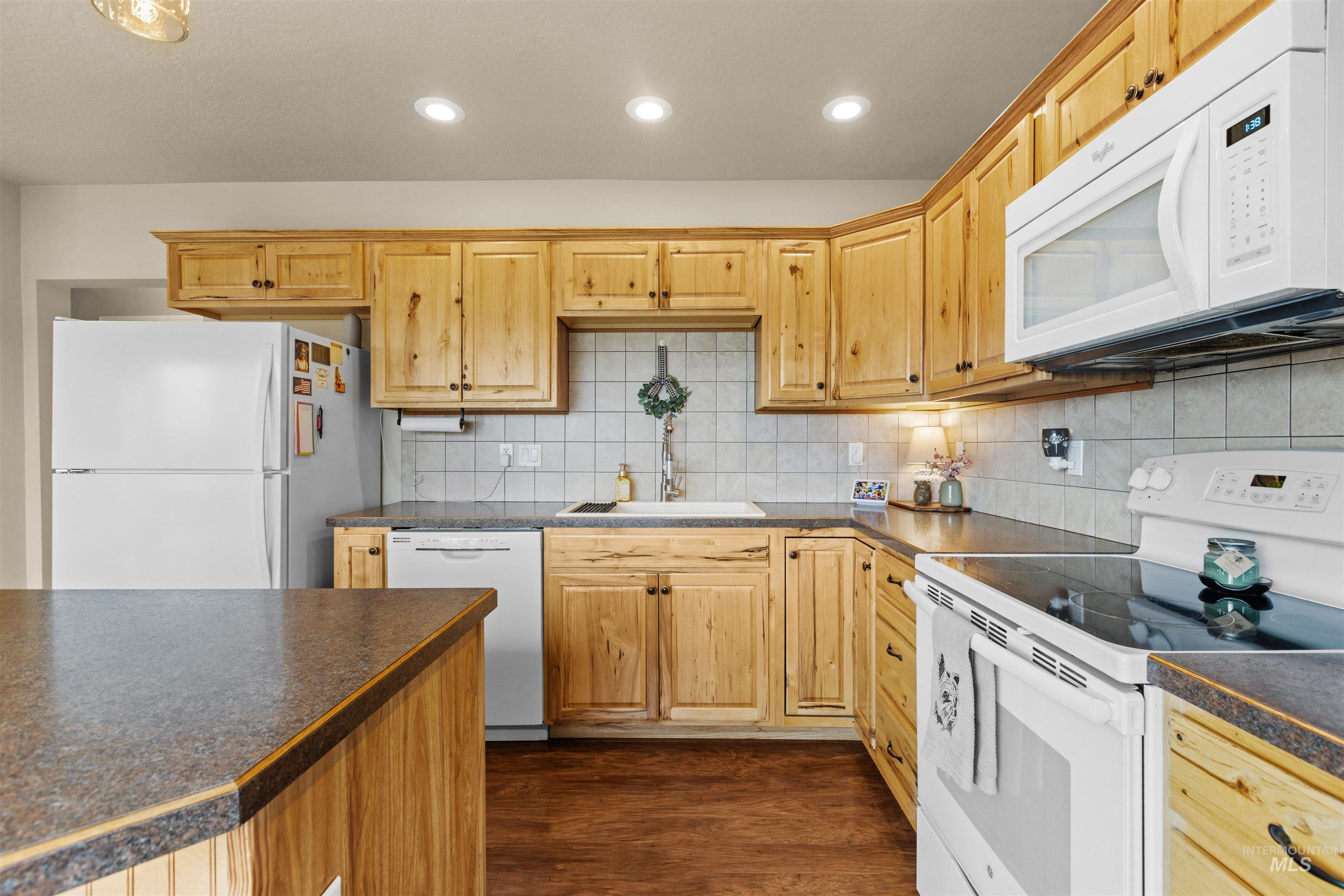 16085 Charleston Dr. Property Photo 24