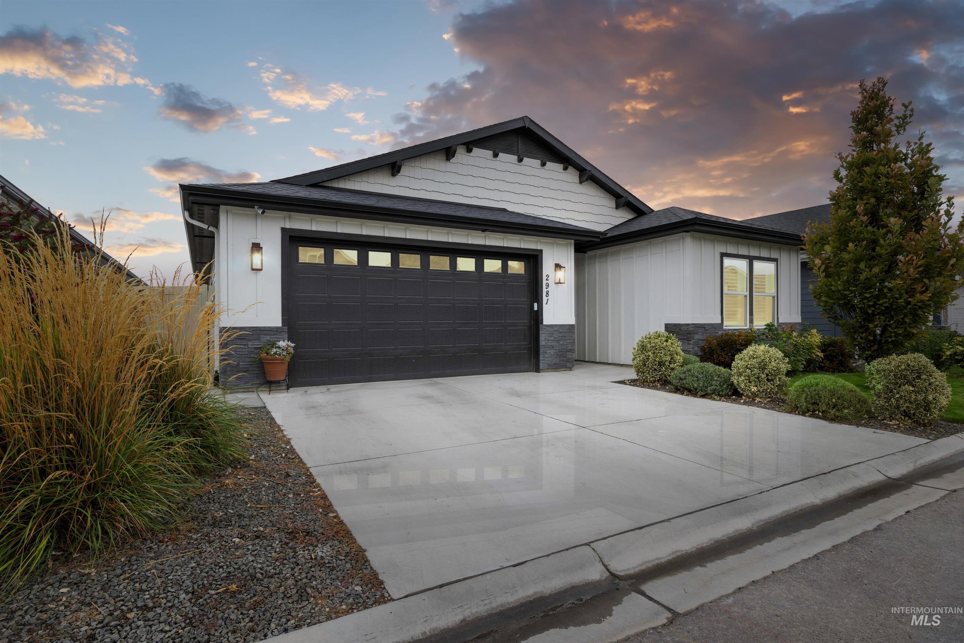 2981 E Diorite St Property Photo 2