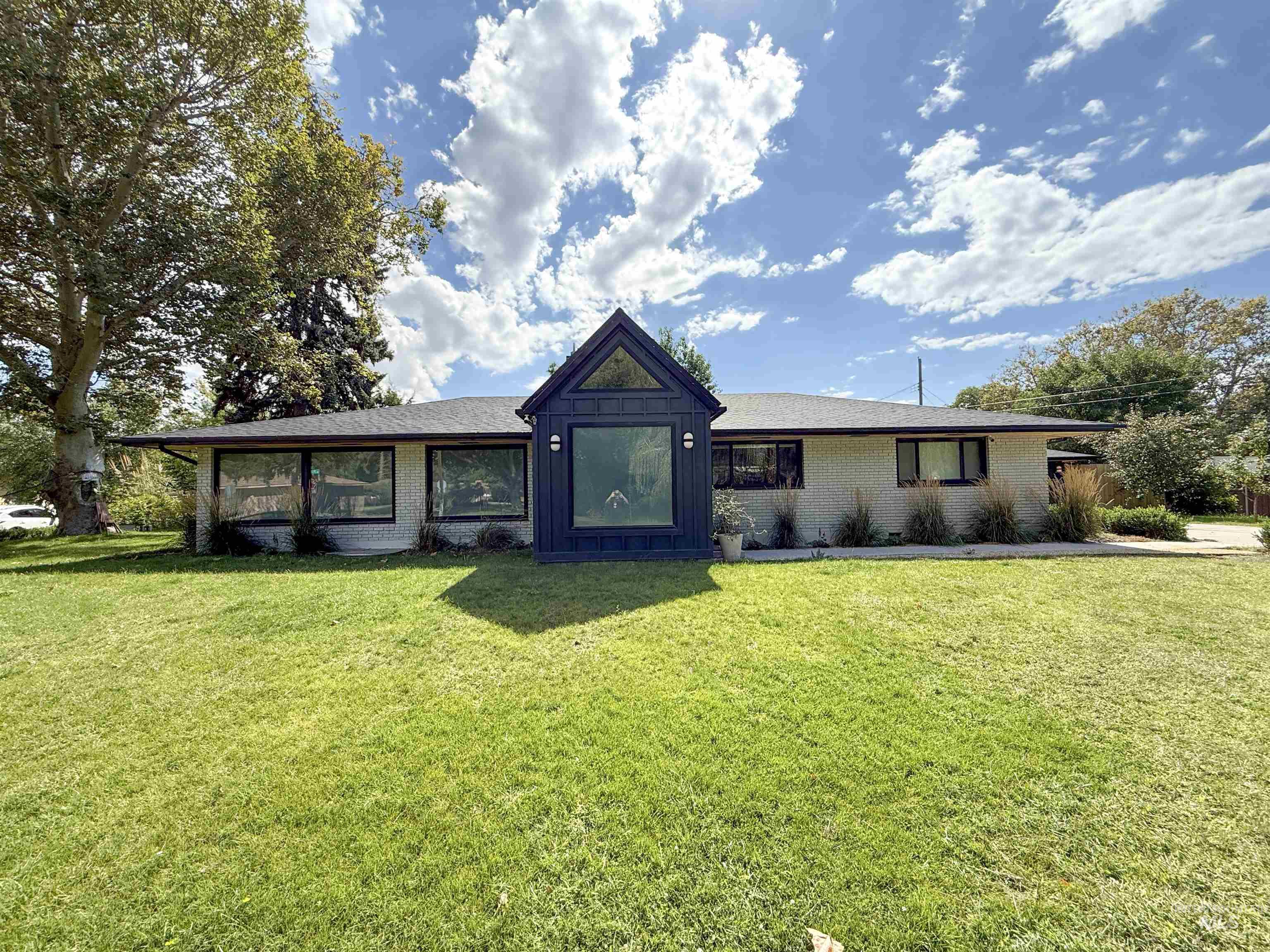 5605 W Plymouth Property Photo 1