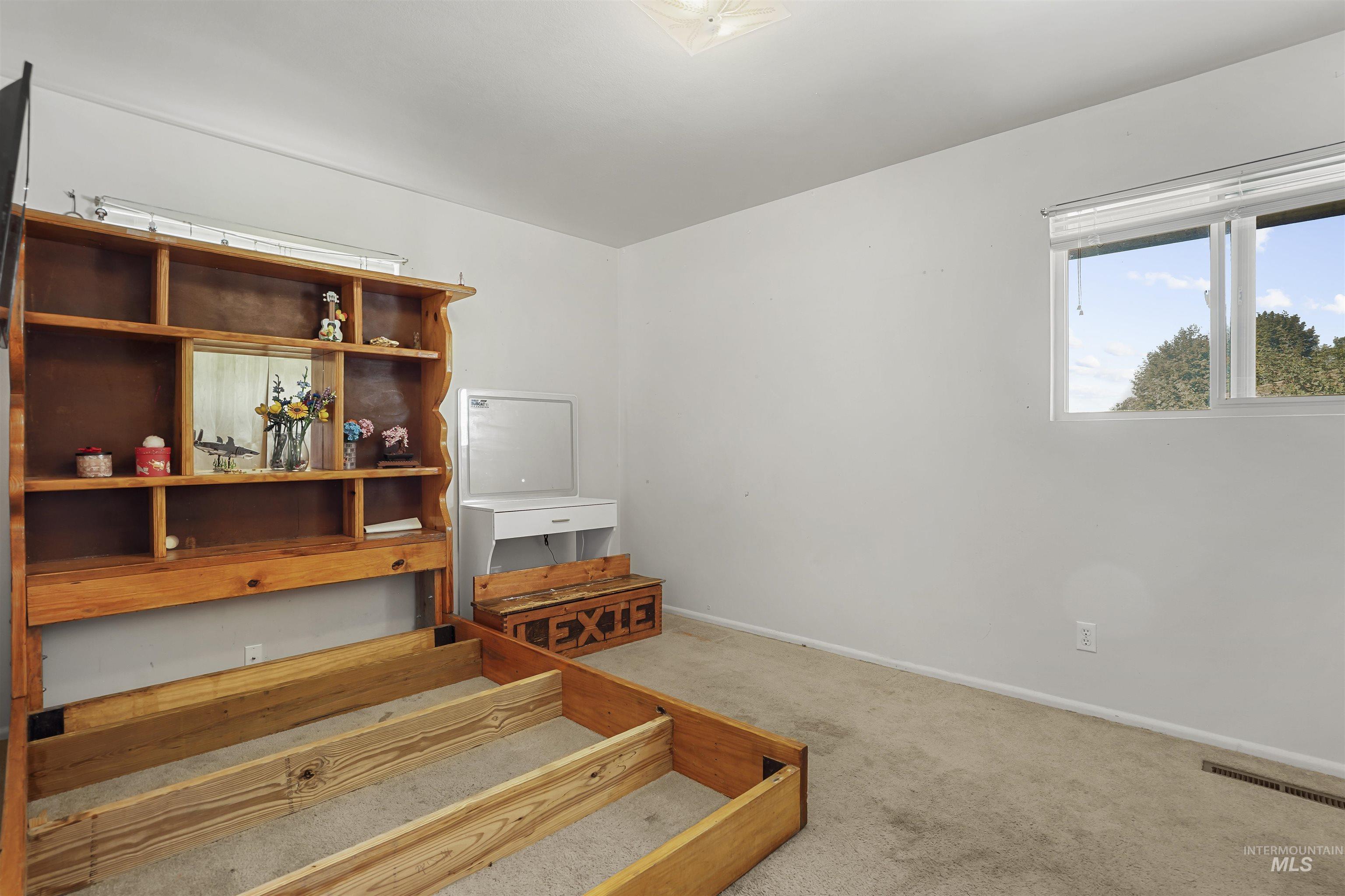 2360 Burton Ave Property Photo 18