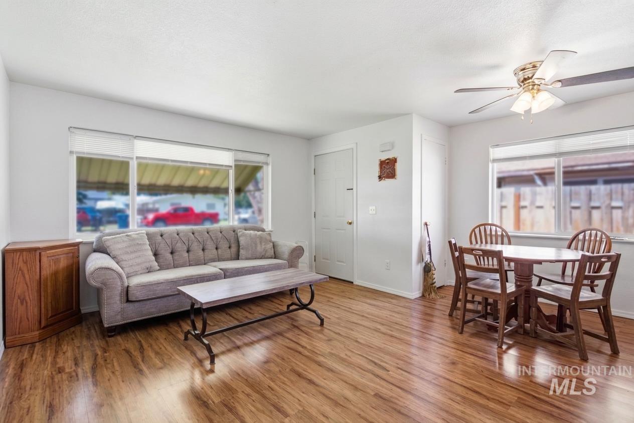 1208 S Fern St Property Photo 4