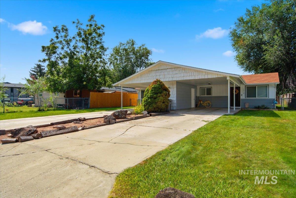 1219 S Fern St Property Photo 1