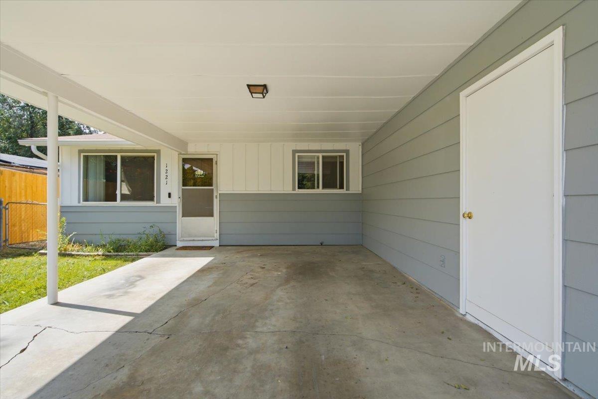 1219 S Fern St Property Photo 3