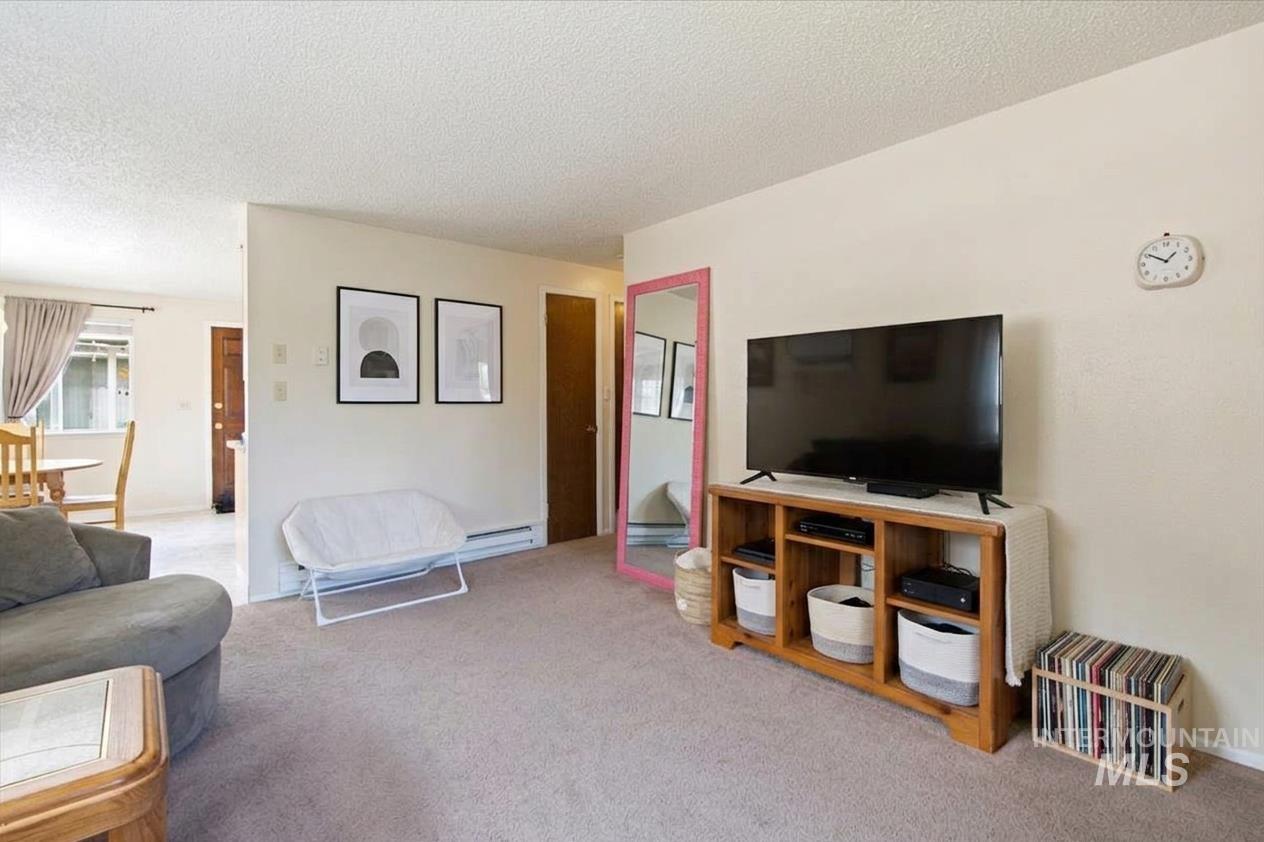 1219 S Fern St Property Photo 4