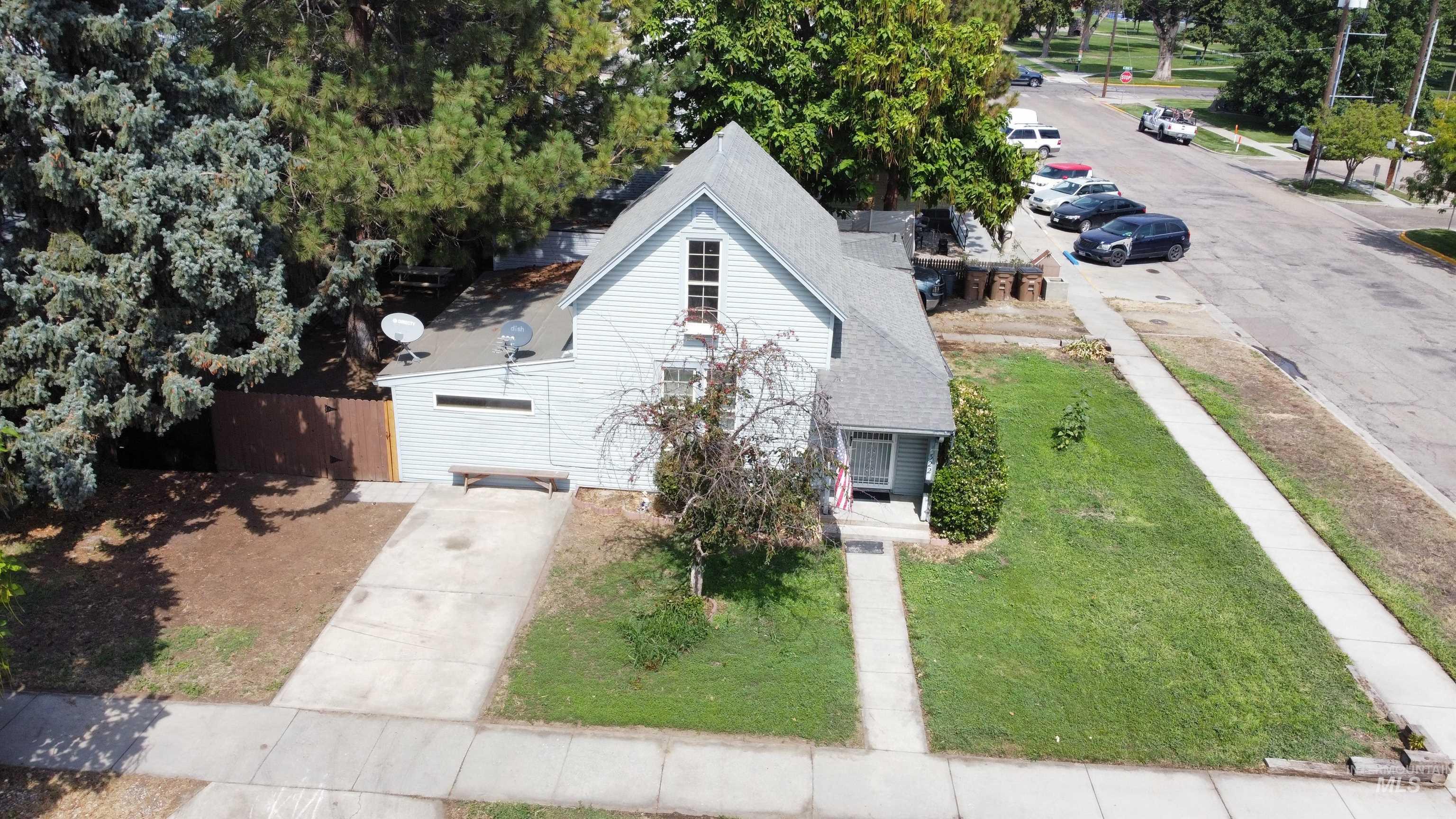 322 E 1st St. Property Photo 2