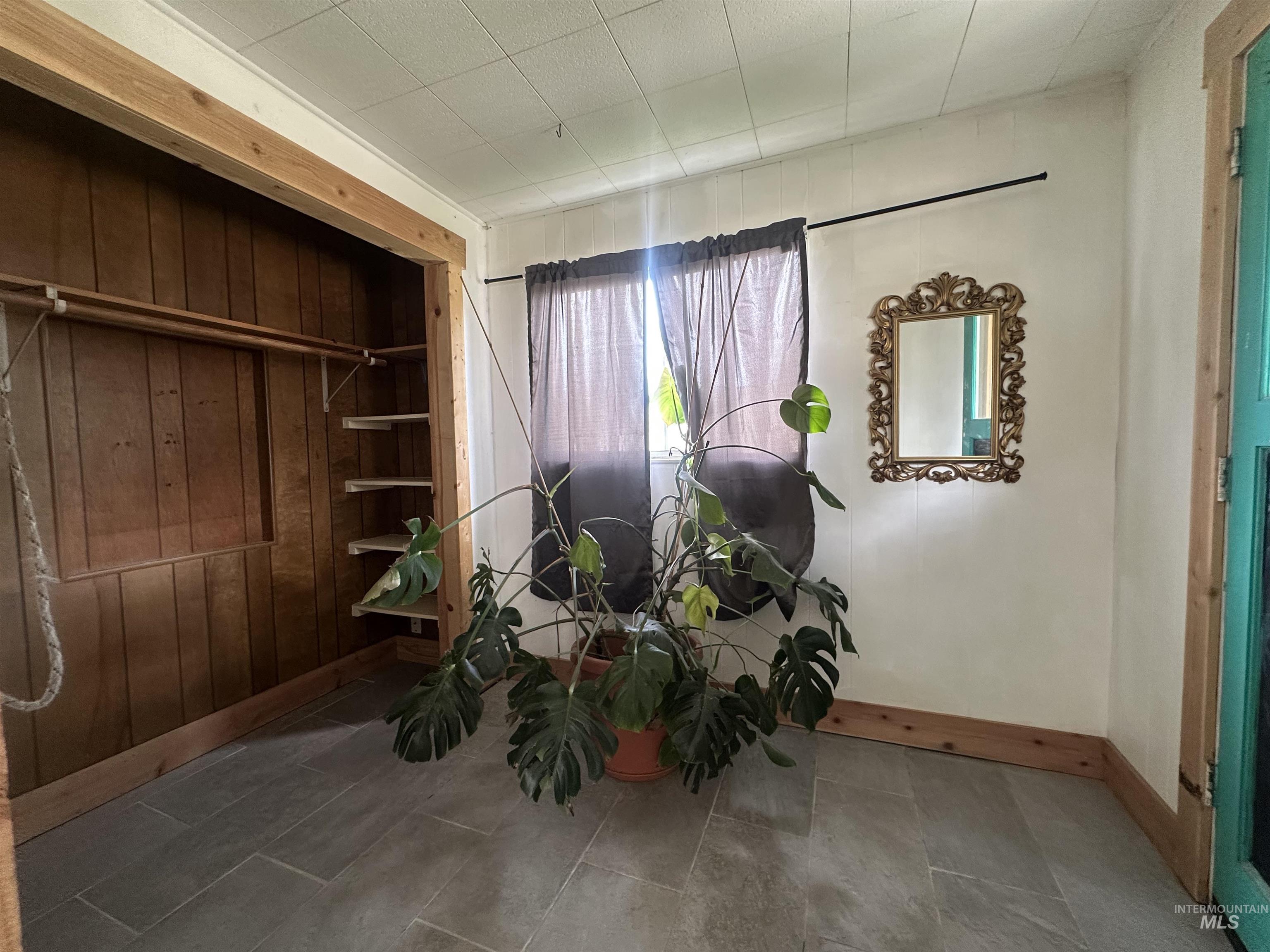 322 E 1st St. Property Photo 5
