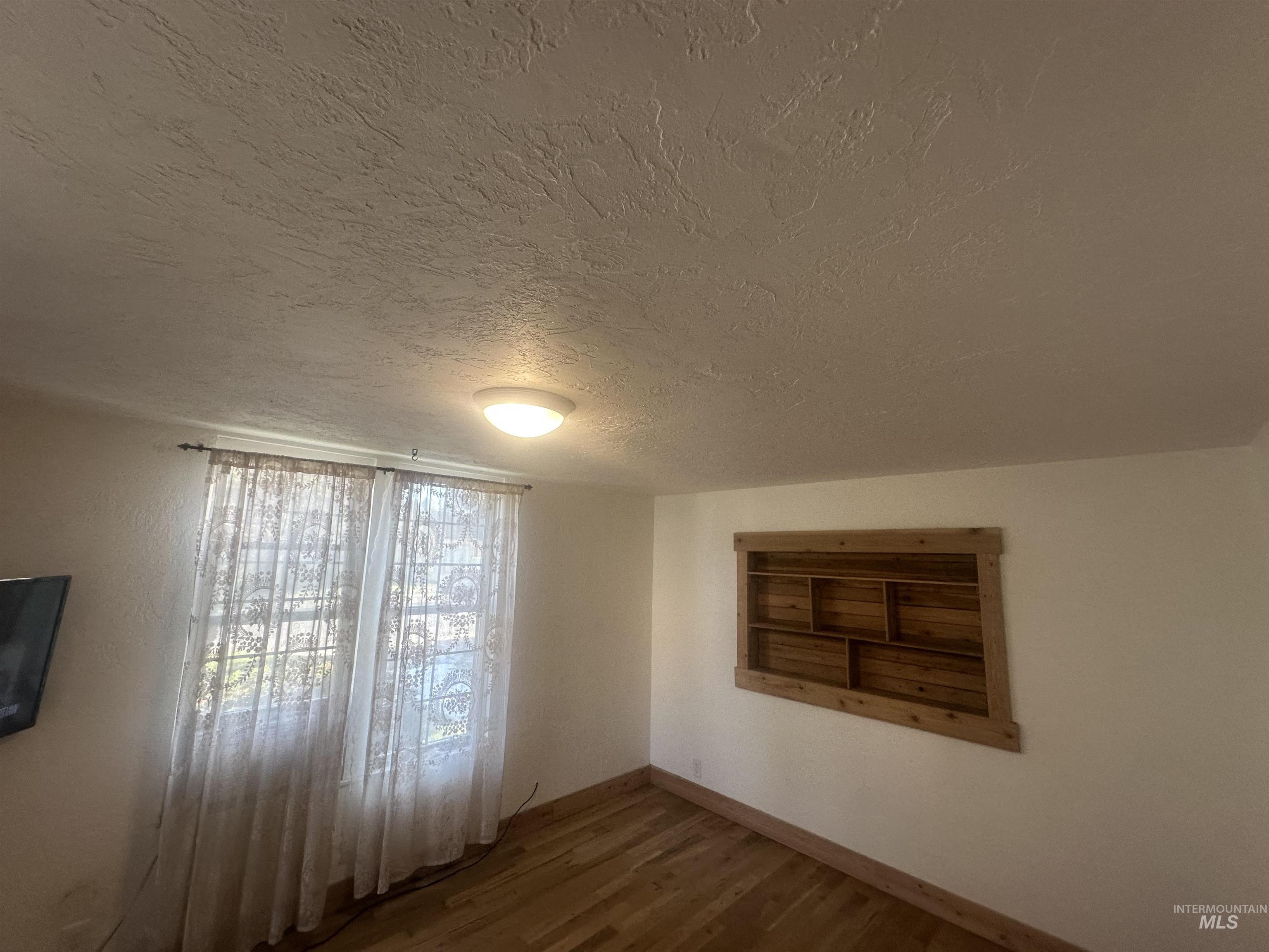 322 E 1st St. Property Photo 6