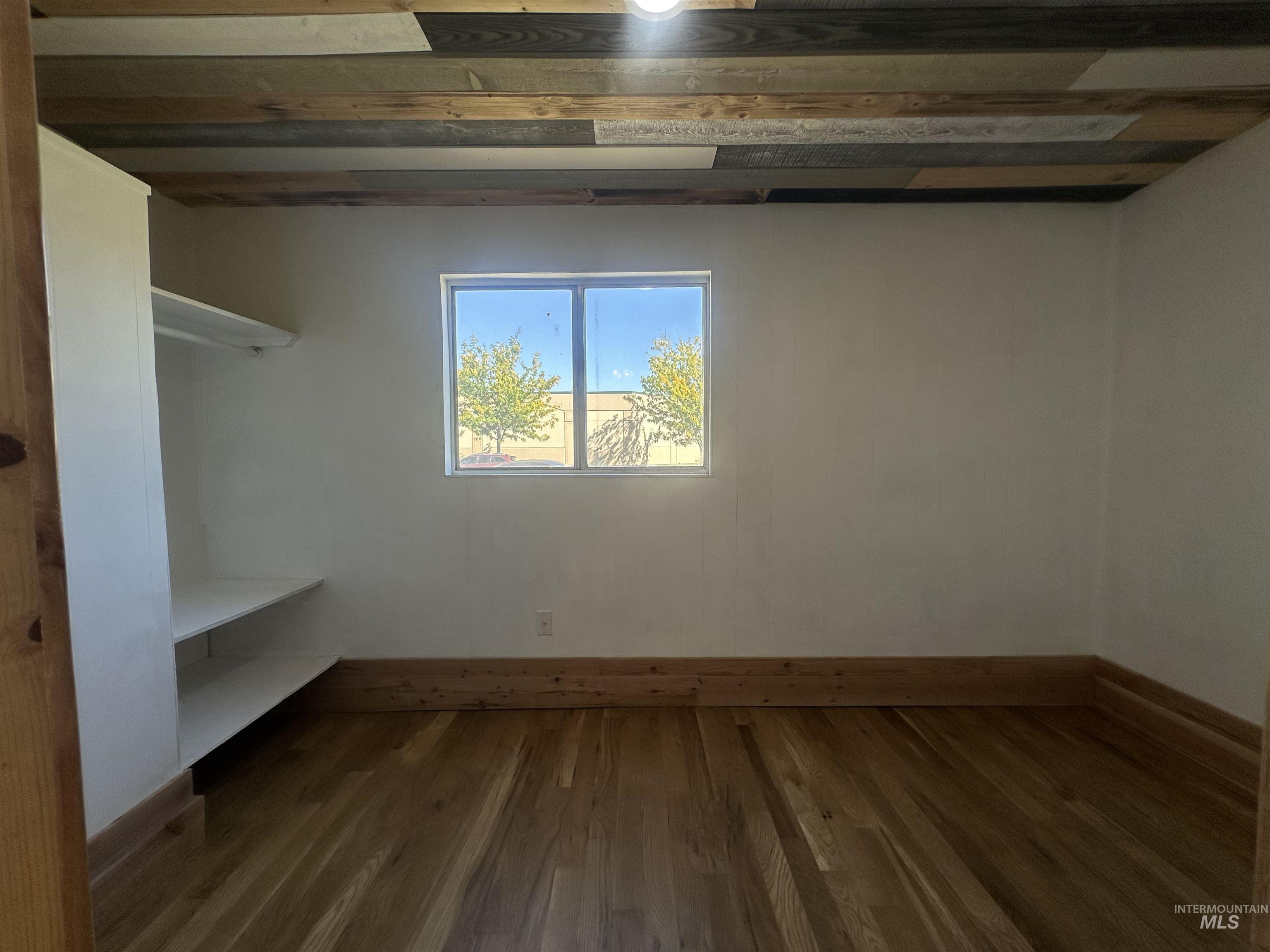 322 E 1st St. Property Photo 14