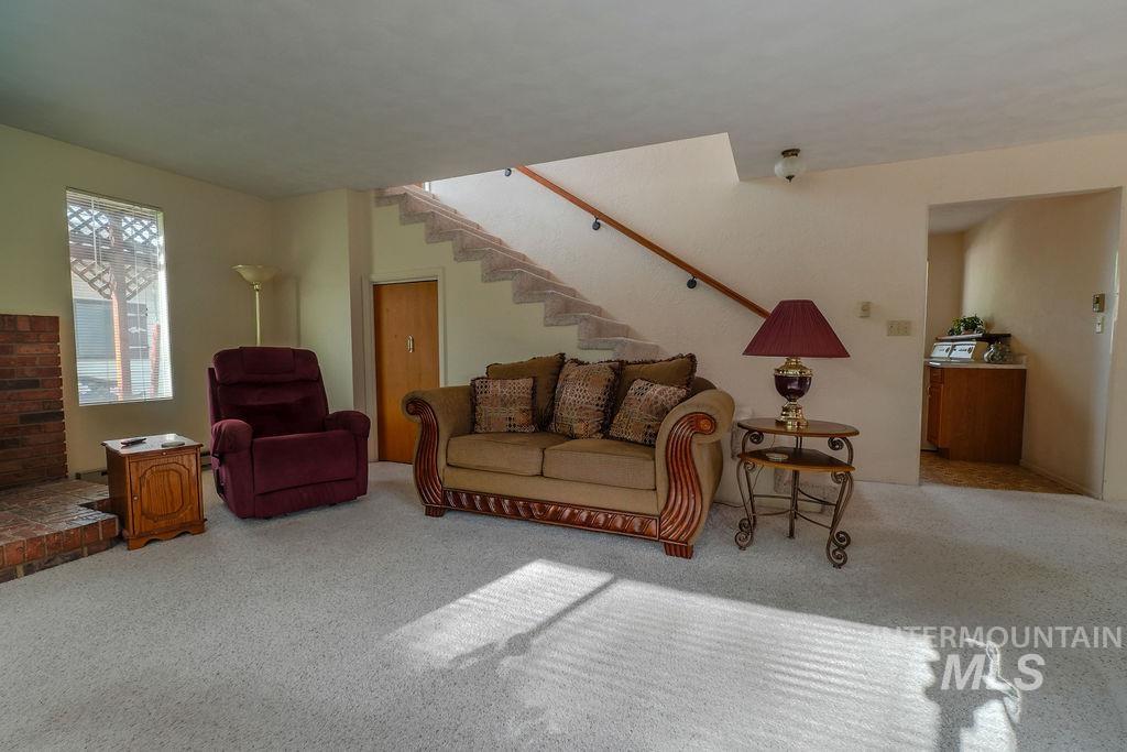 421 E Avenue E Property Photo 7