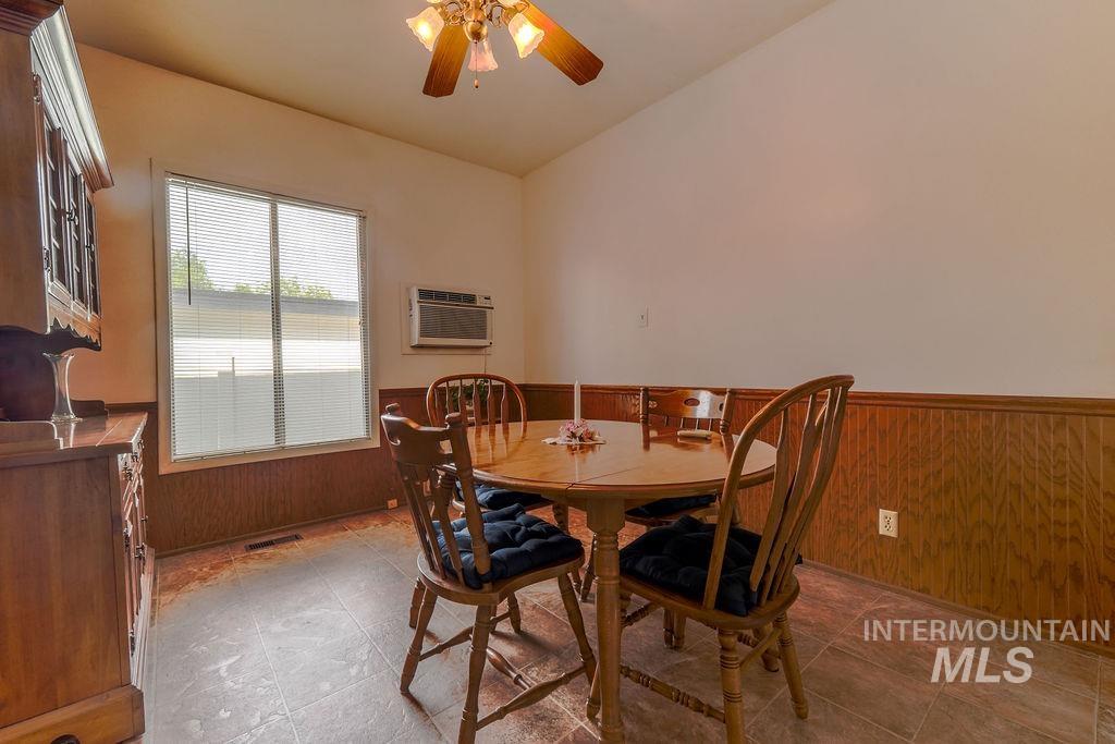 421 E Avenue E Property Photo 11