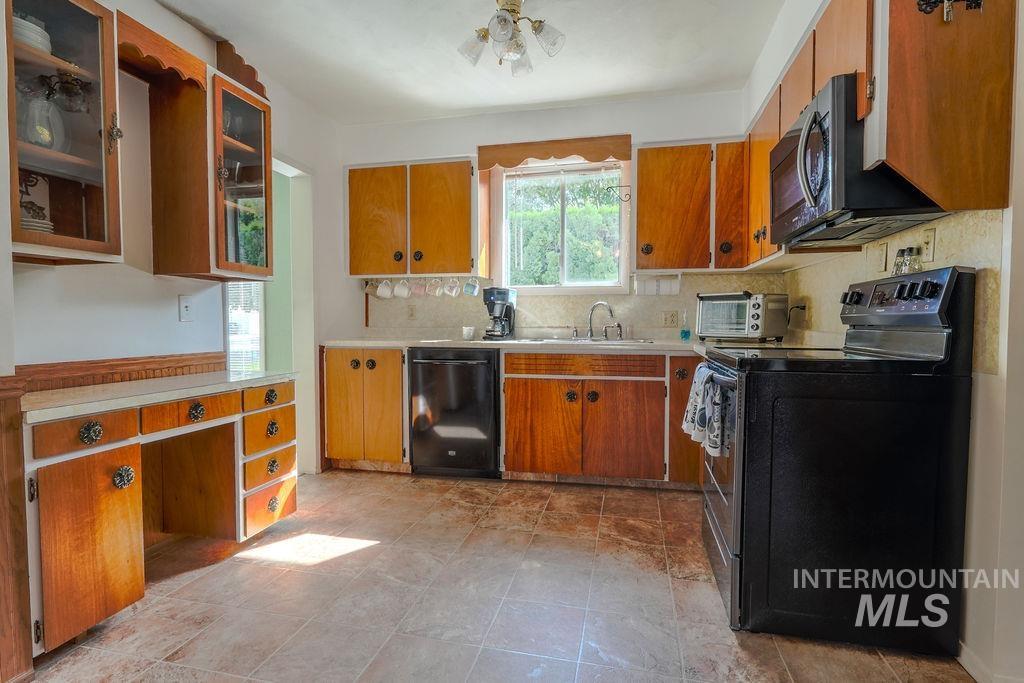 421 E Avenue E Property Photo 12