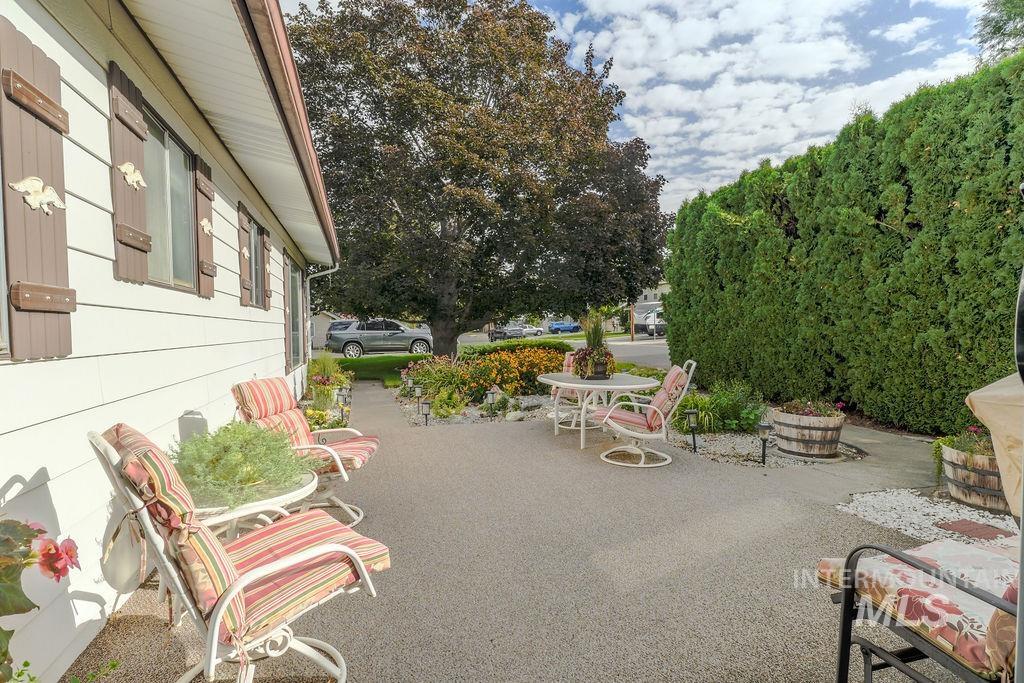 421 E Avenue E Property Photo 26