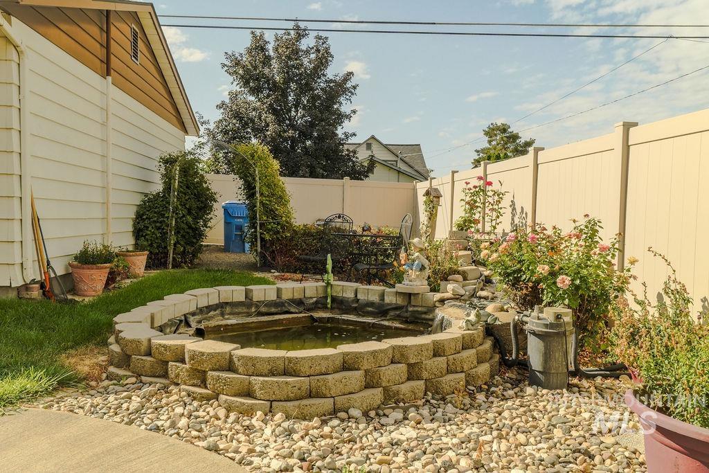 421 E Avenue E Property Photo 35