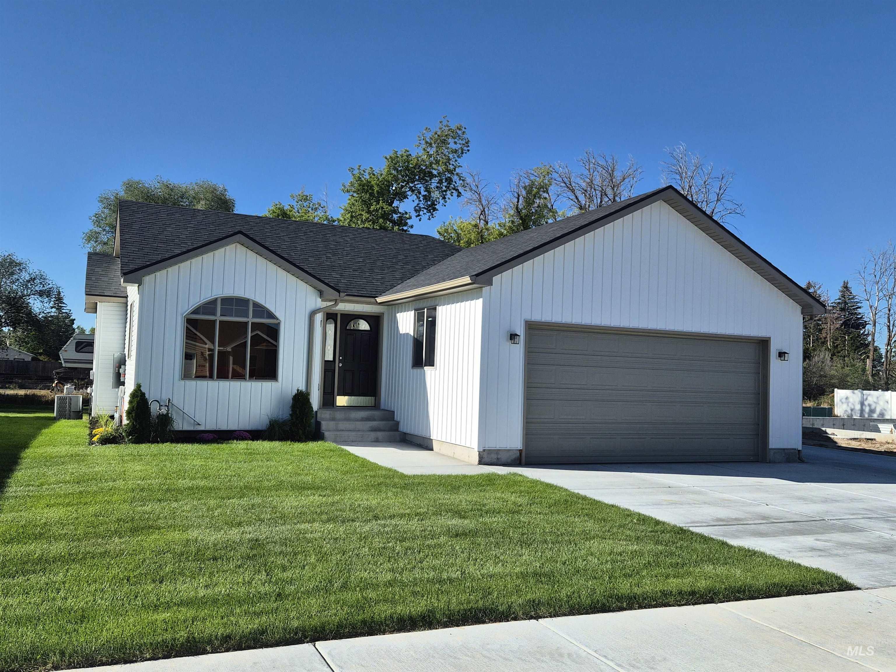 1069 Harris Loop Property Photo 1