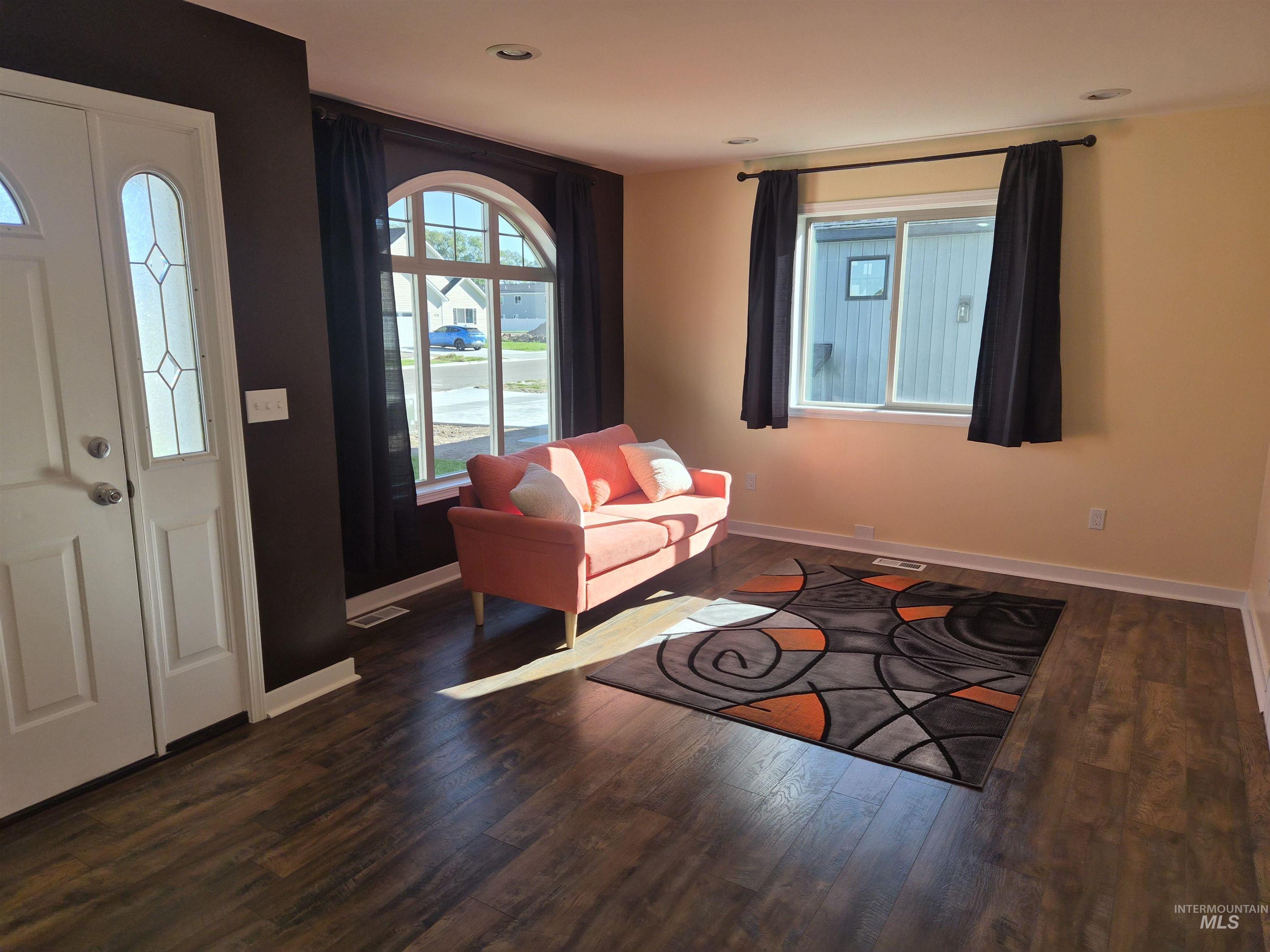 1069 Harris Loop Property Photo 4