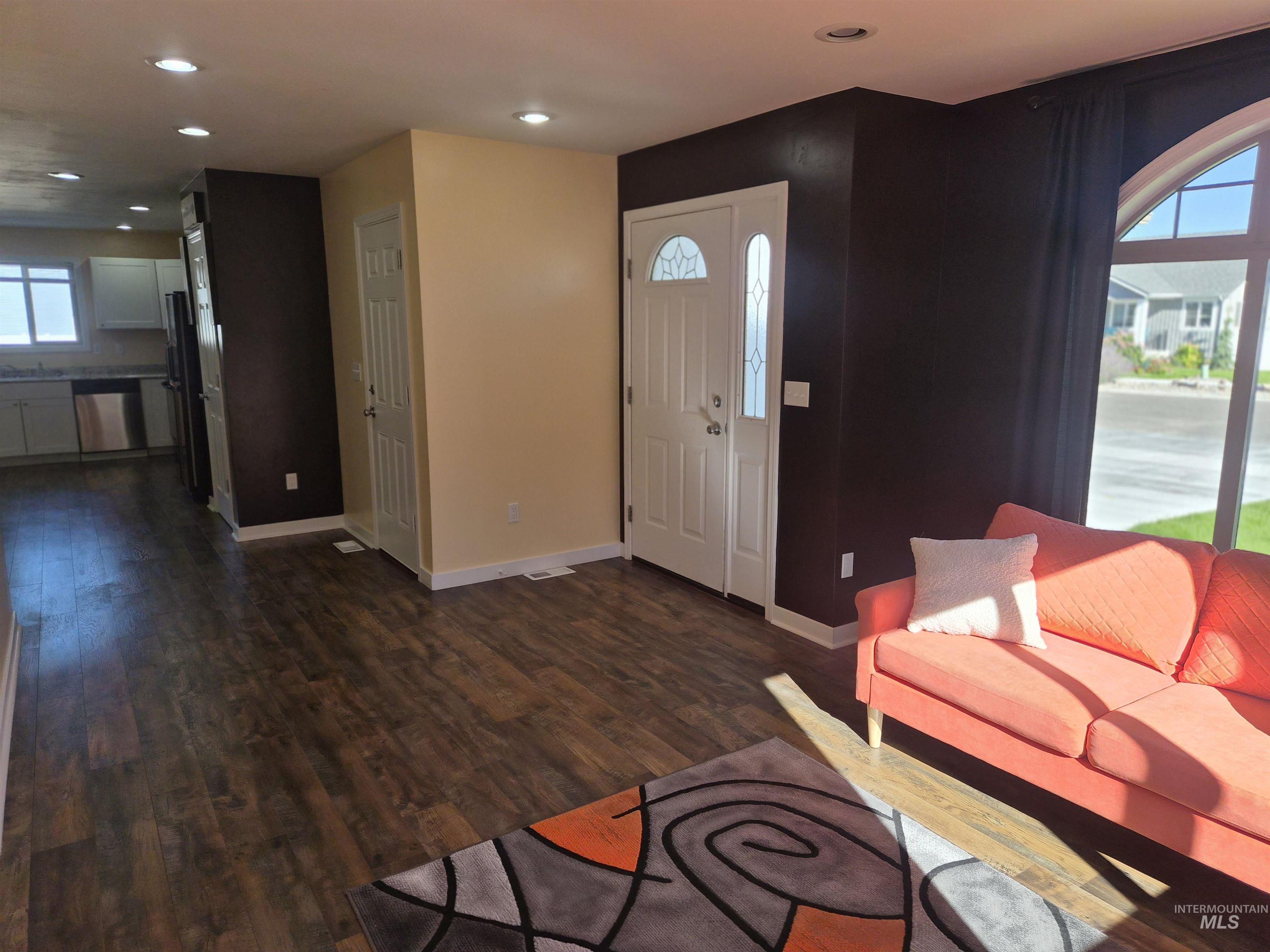 1069 Harris Loop Property Photo 5
