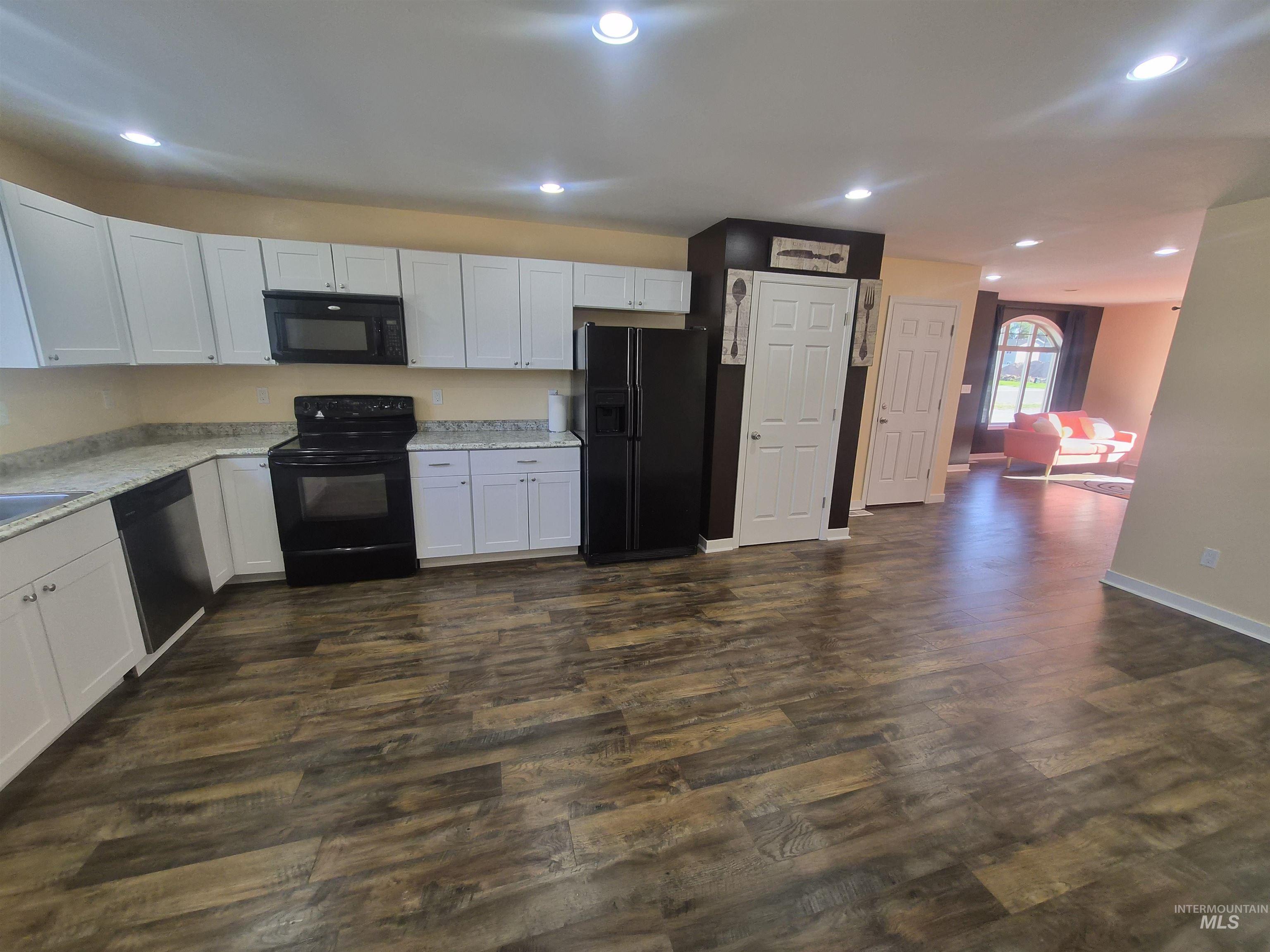 1069 Harris Loop Property Photo 6
