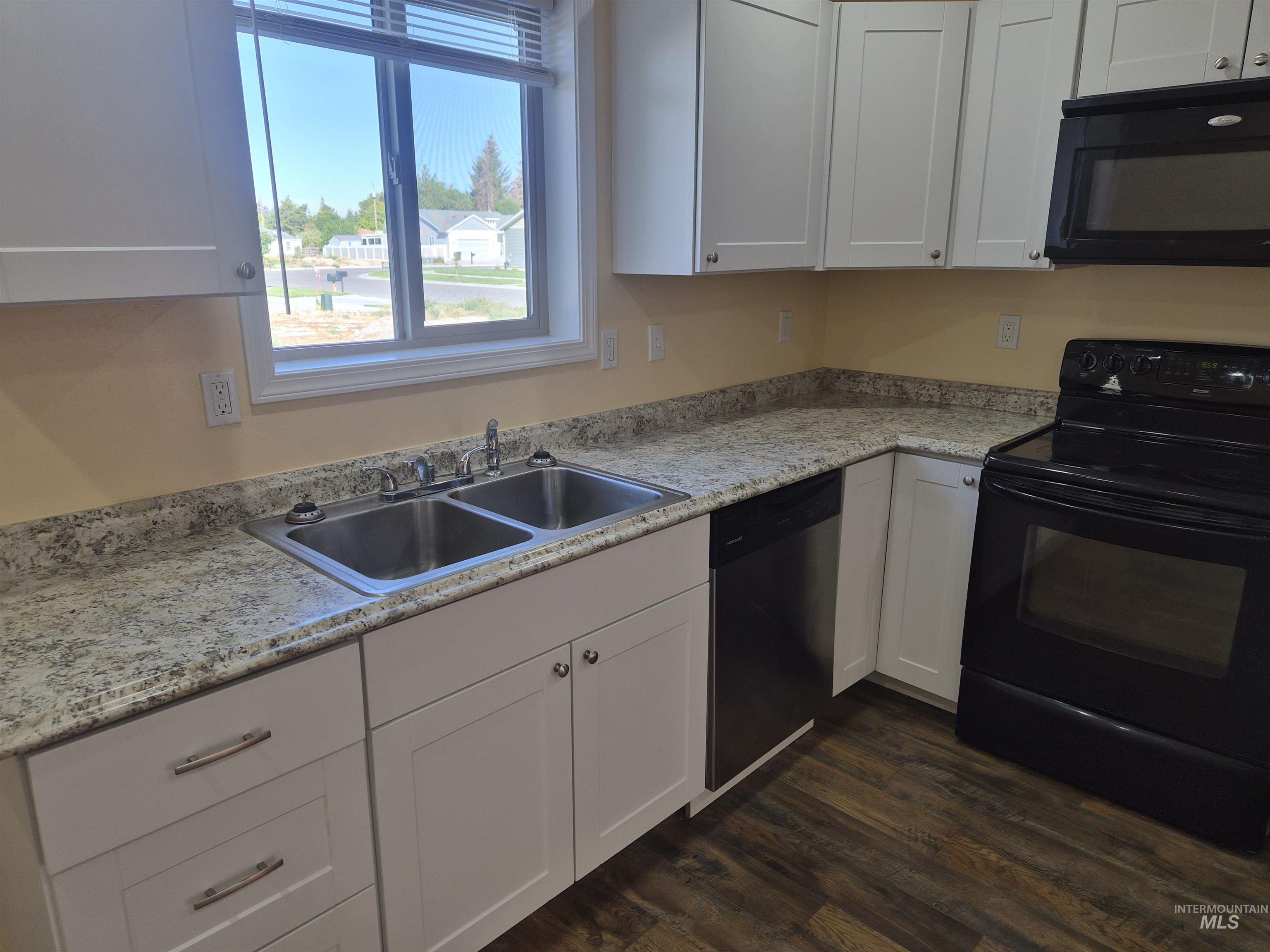 1069 Harris Loop Property Photo 8