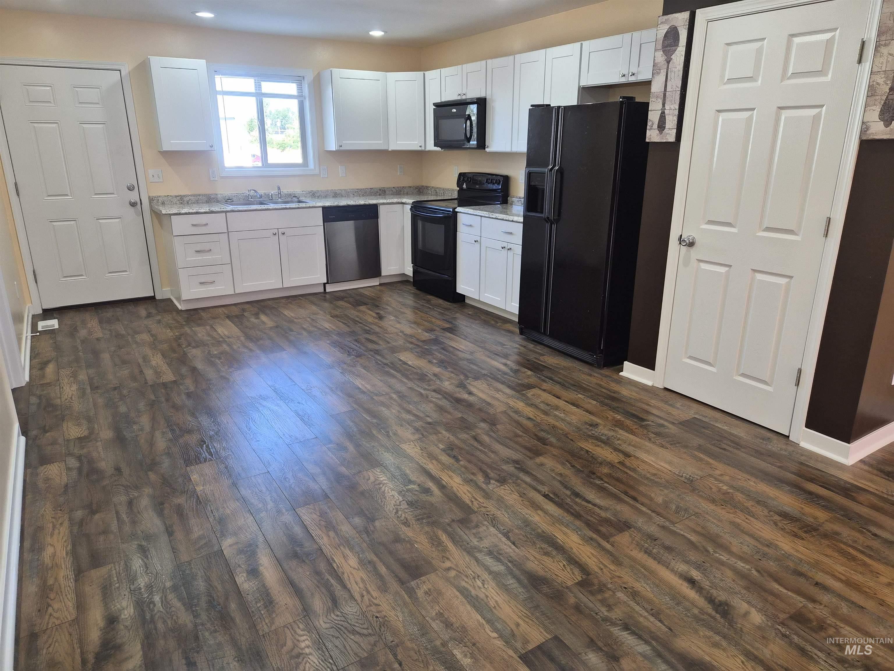 1069 Harris Loop Property Photo 9