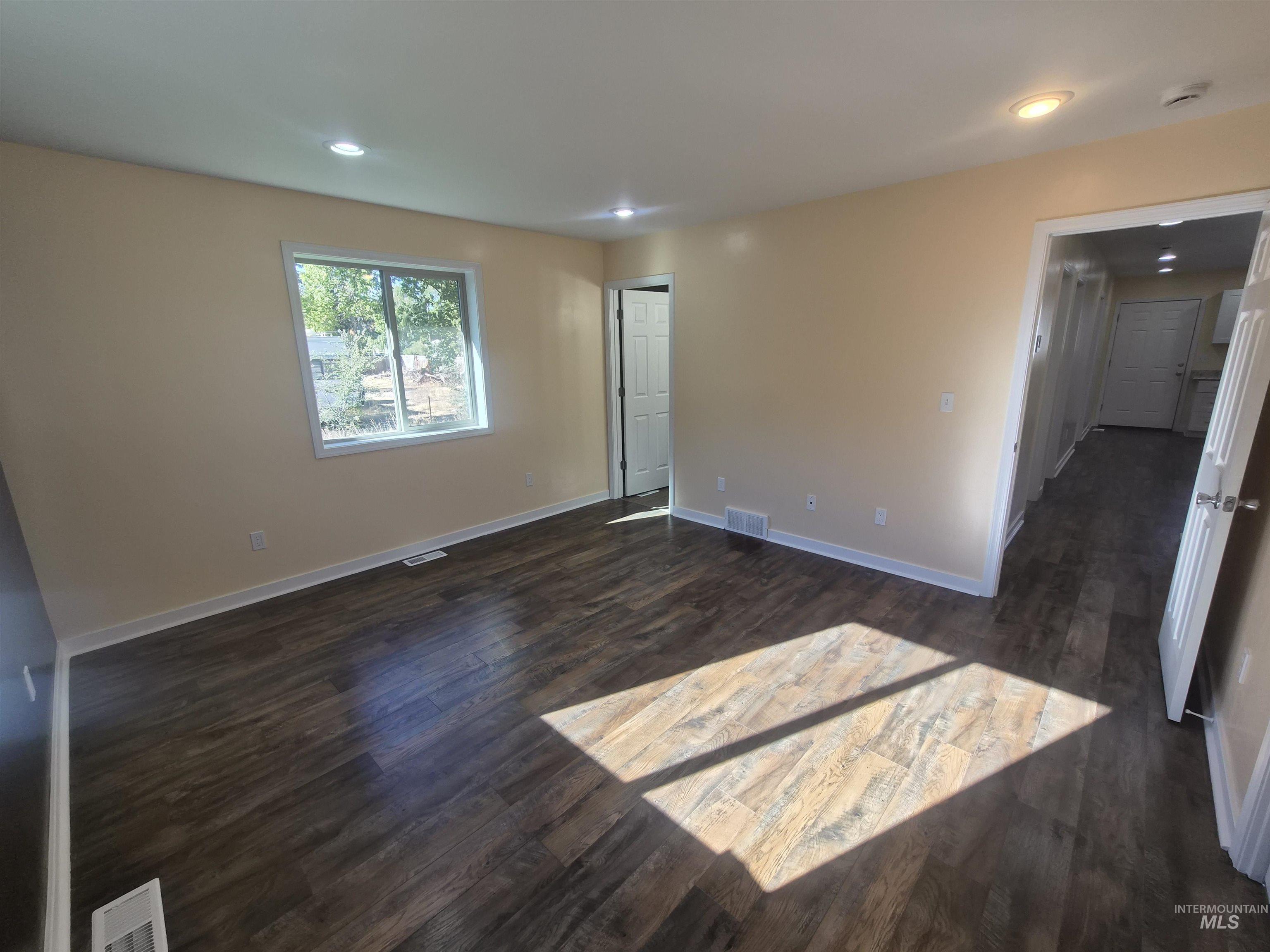 1069 Harris Loop Property Photo 13