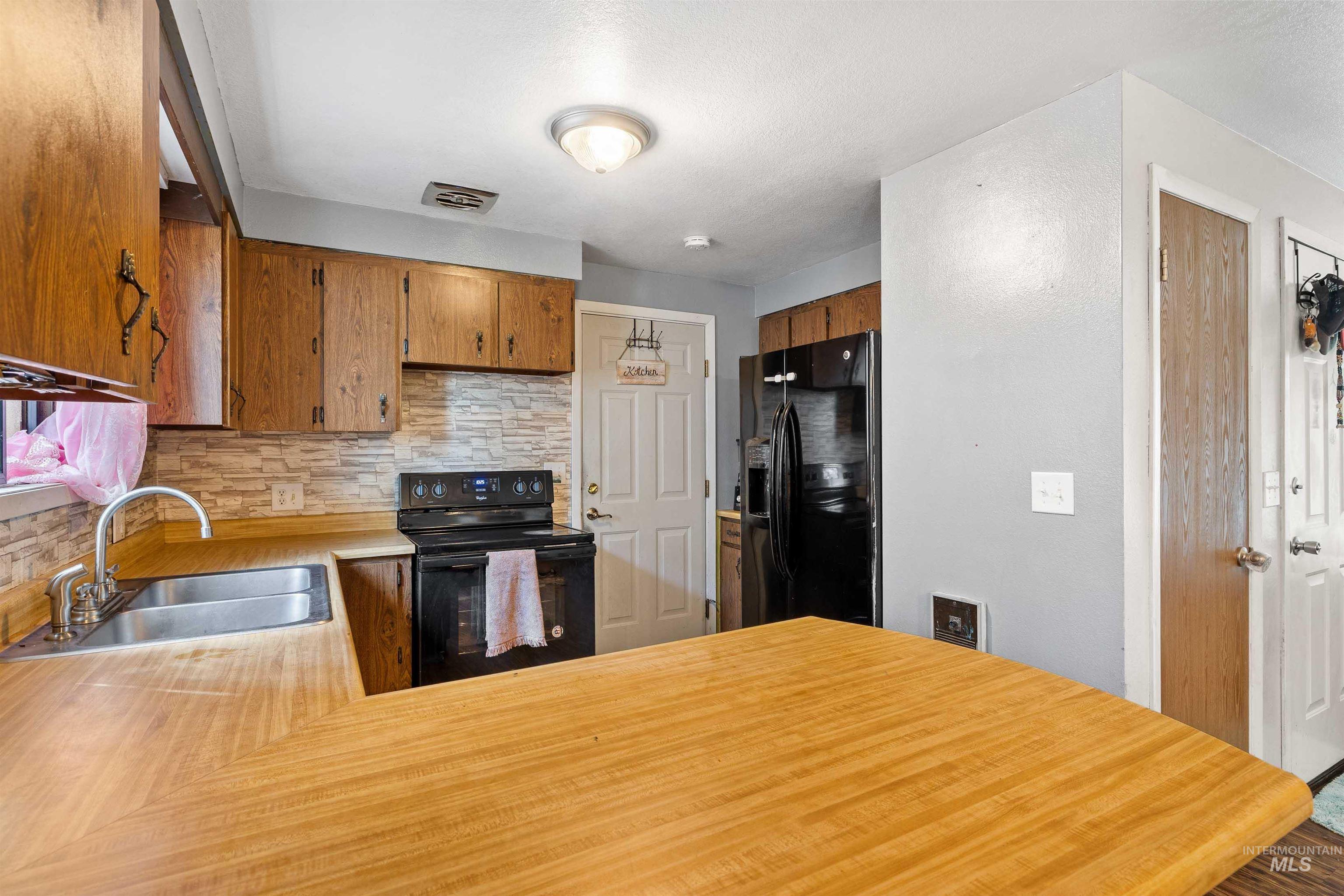 120 E Avenue C Property Photo 8