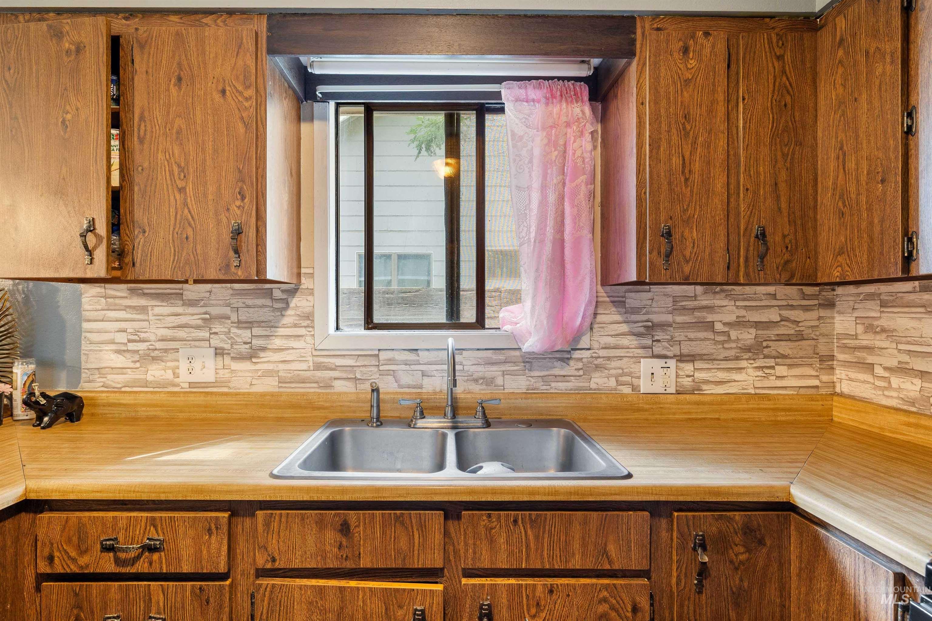 120 E Avenue C Property Photo 9