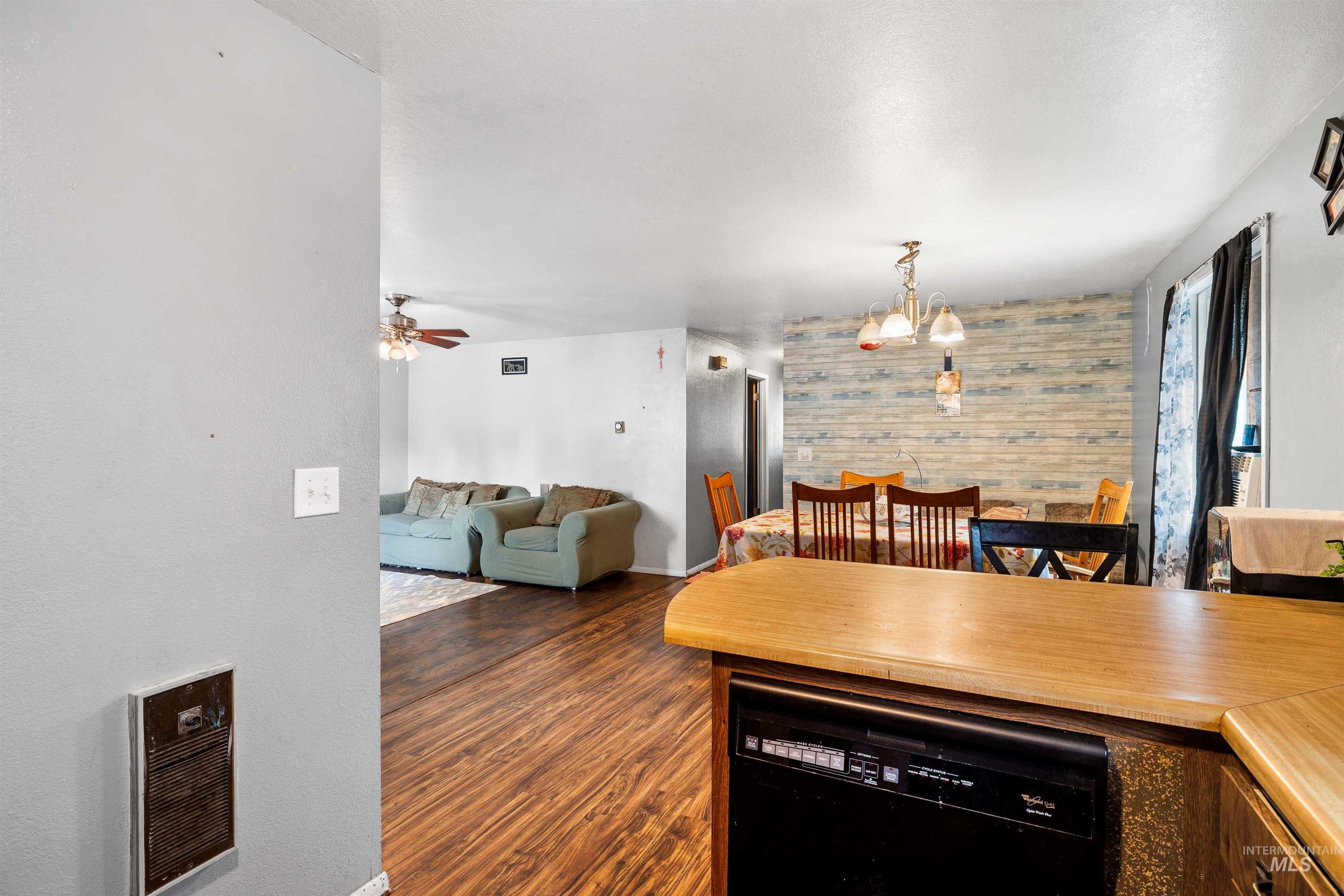 120 E Avenue C Property Photo 10