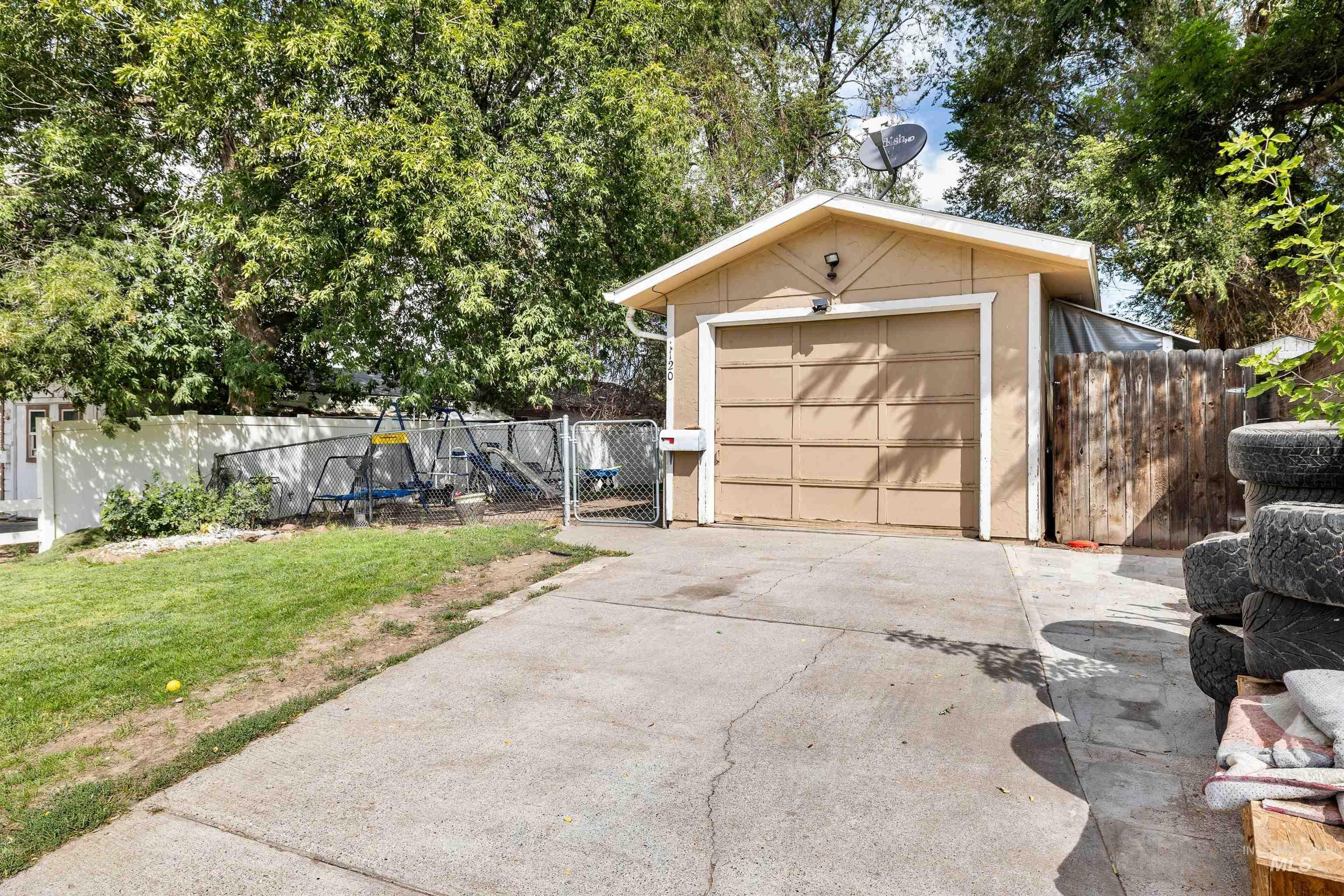 120 E Avenue C Property Photo 21