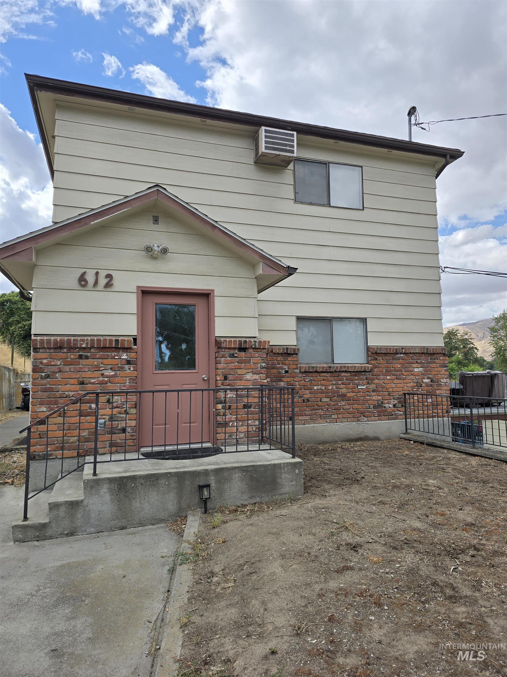 612 10th St Property Photo 1