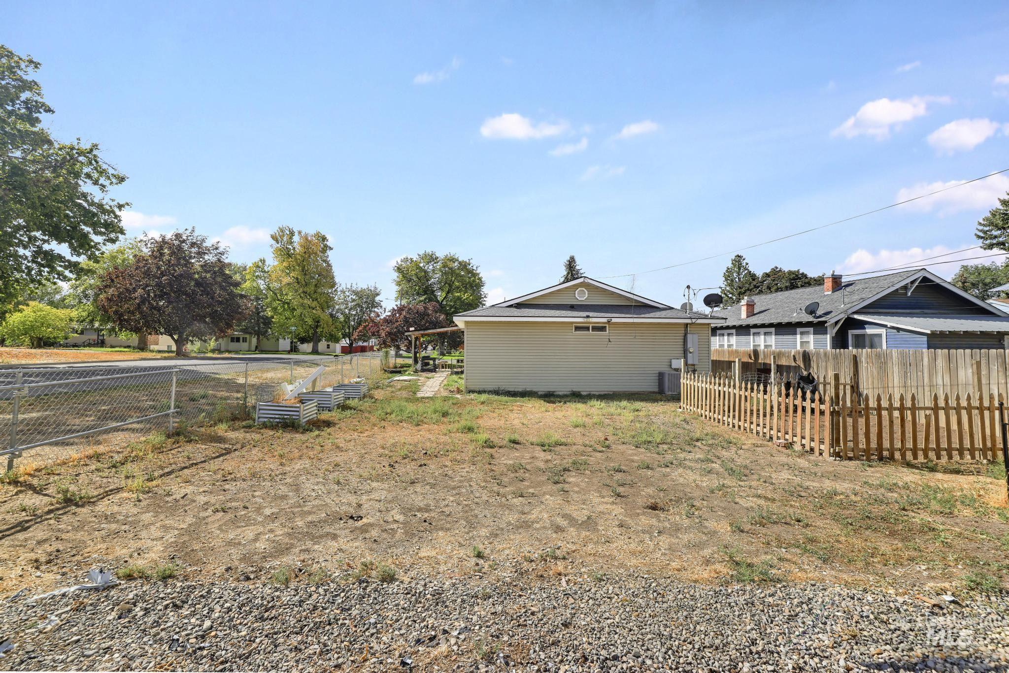 228 E Ave D Property Photo 23