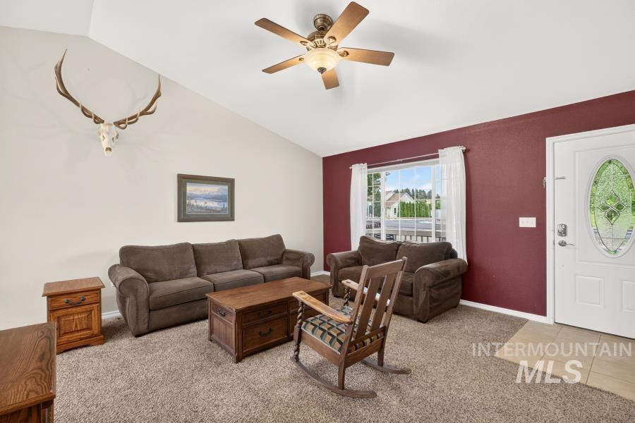 2406 Shelby Ln. Property Photo 4