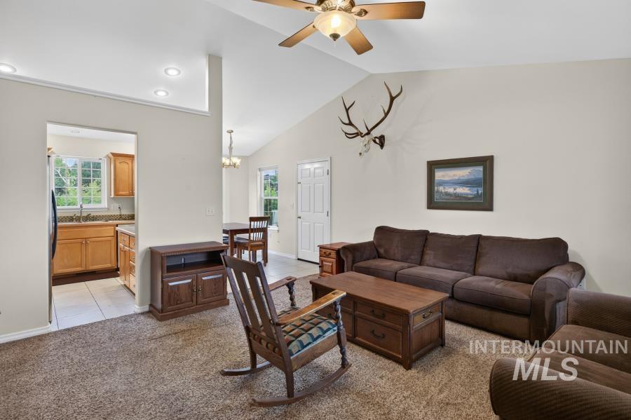 2406 Shelby Ln. Property Photo 5