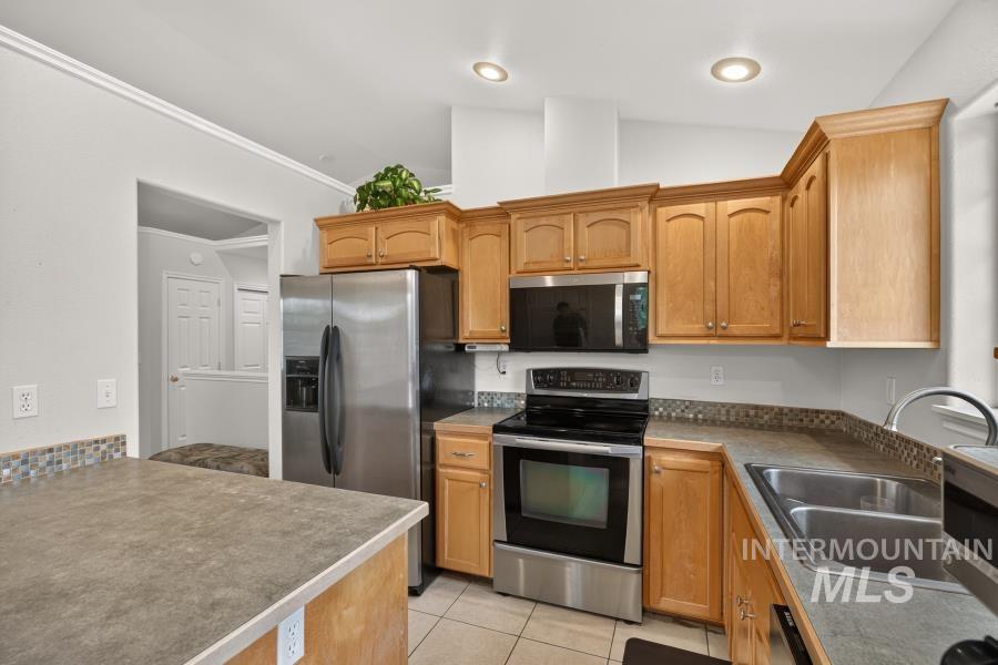 2406 Shelby Ln. Property Photo 11