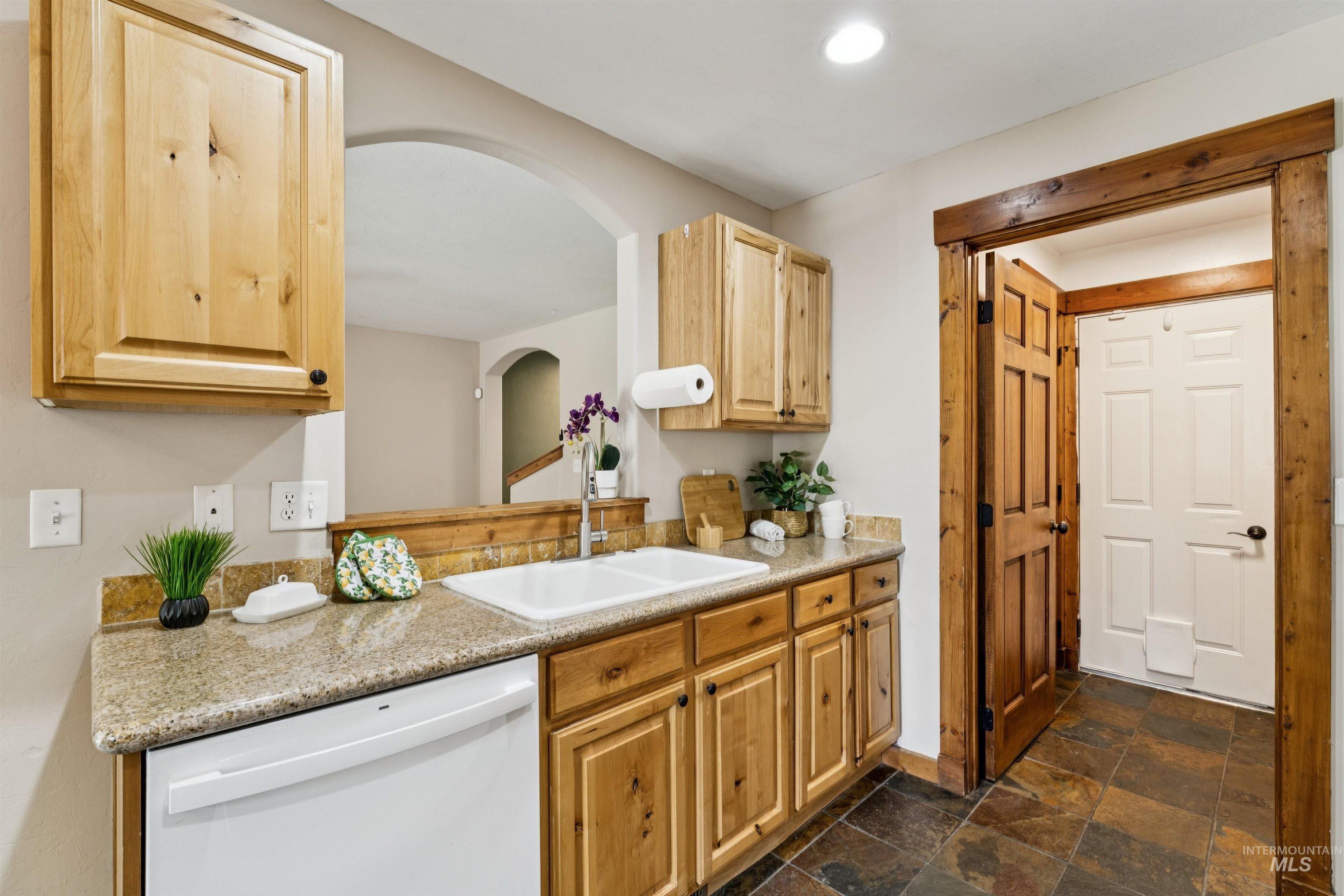 111 N Gem Street Property Photo 4