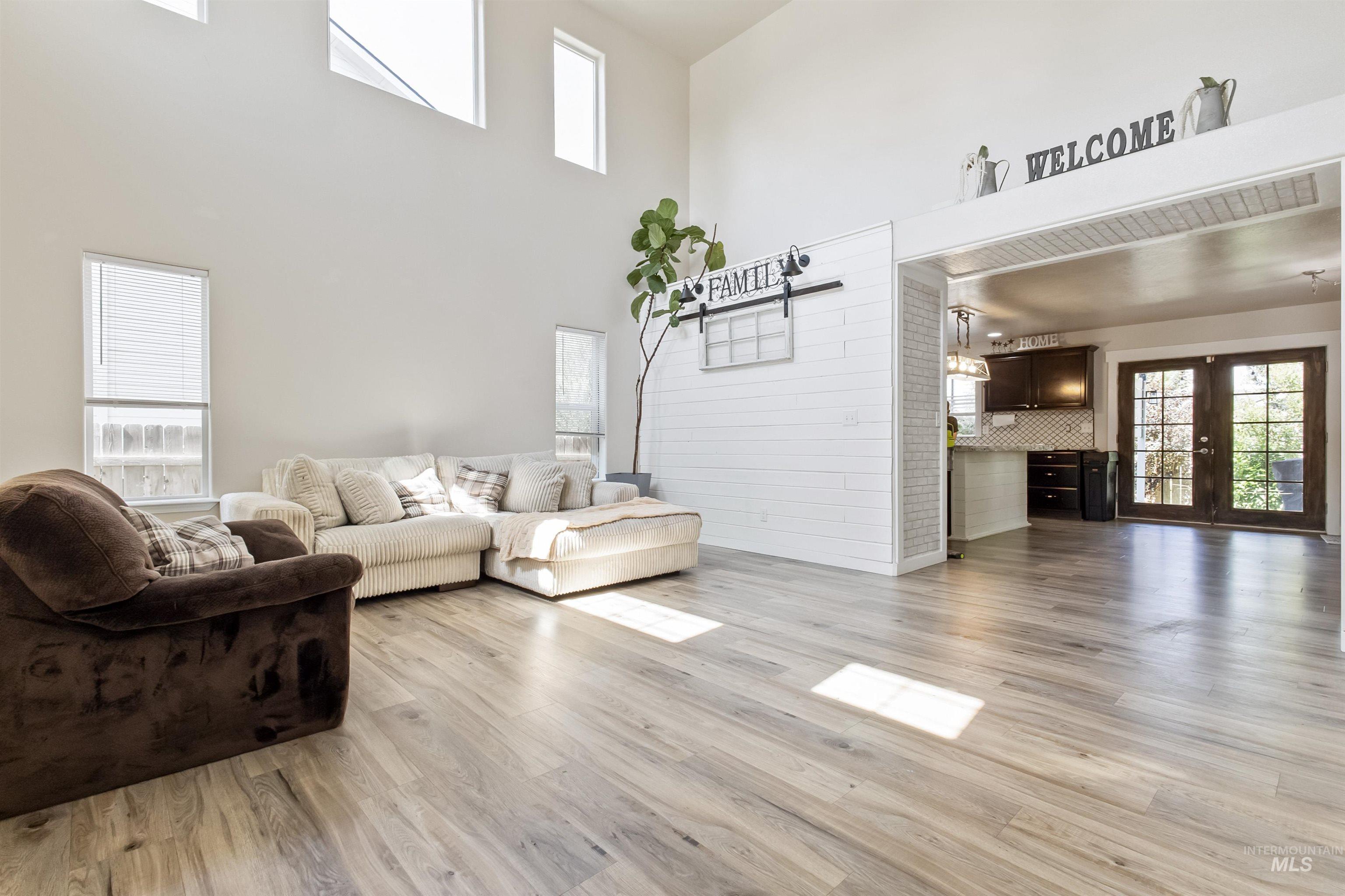 1052 E Sicily Property Photo 6