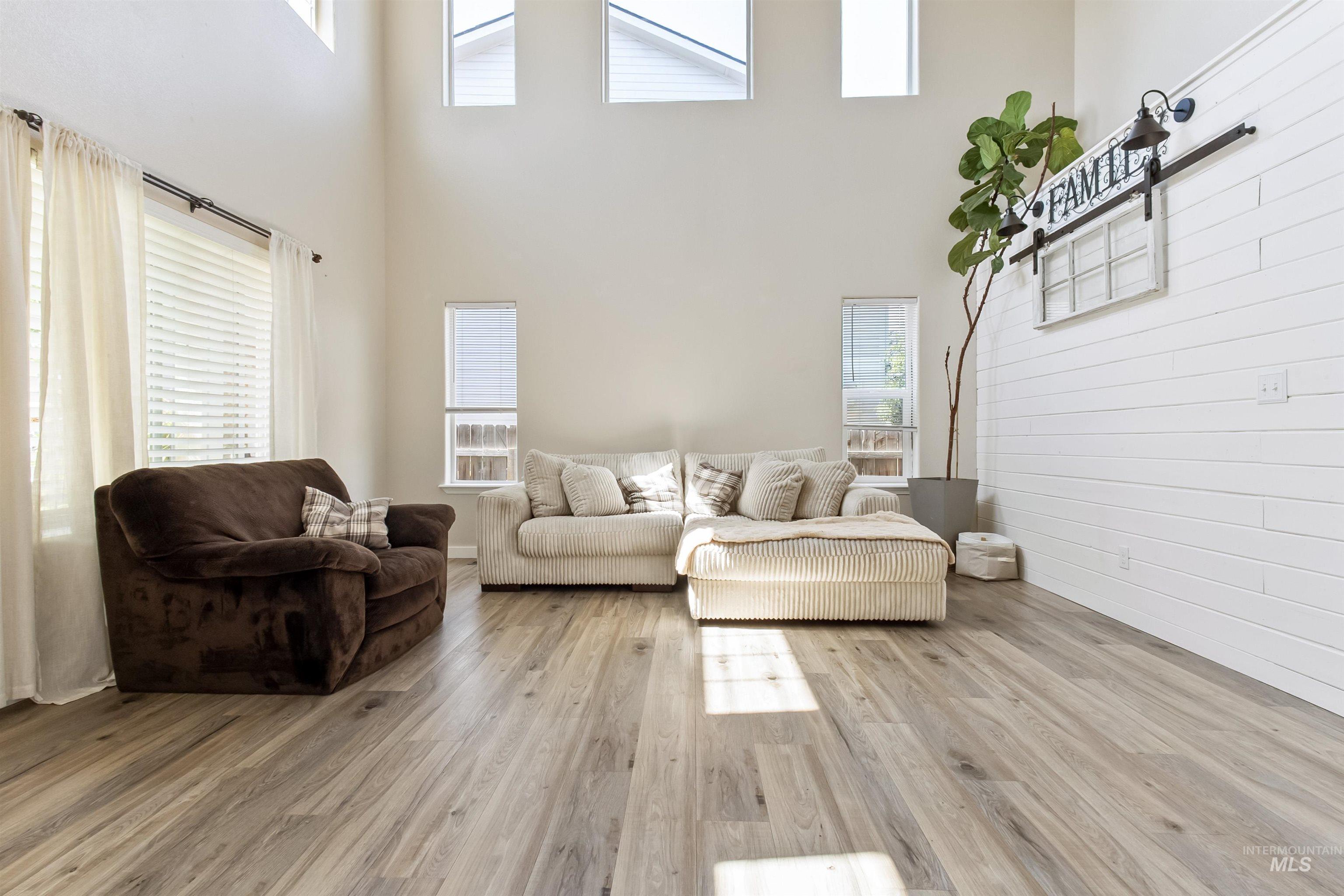 1052 E Sicily Property Photo 7