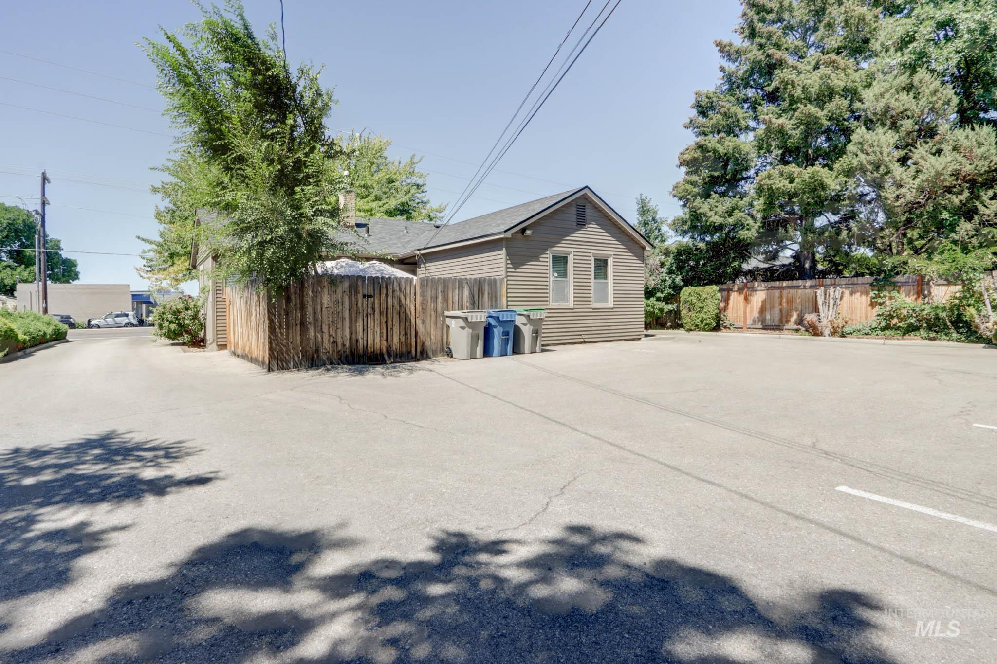 208 S Curtis Rd. Property Photo 39