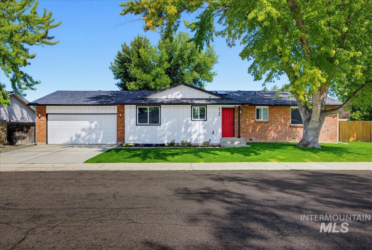 9720 W Whirlaway Property Photo 2