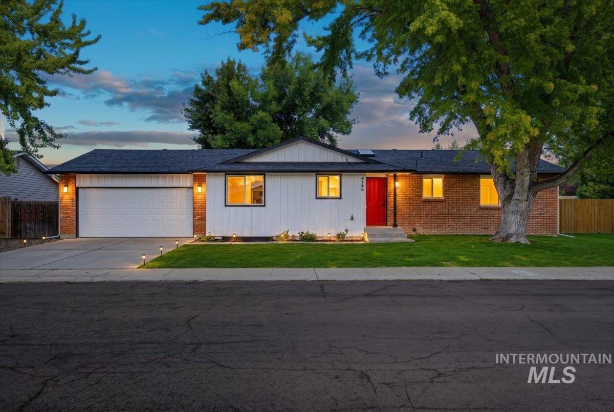 9720 W Whirlaway Property Photo 3