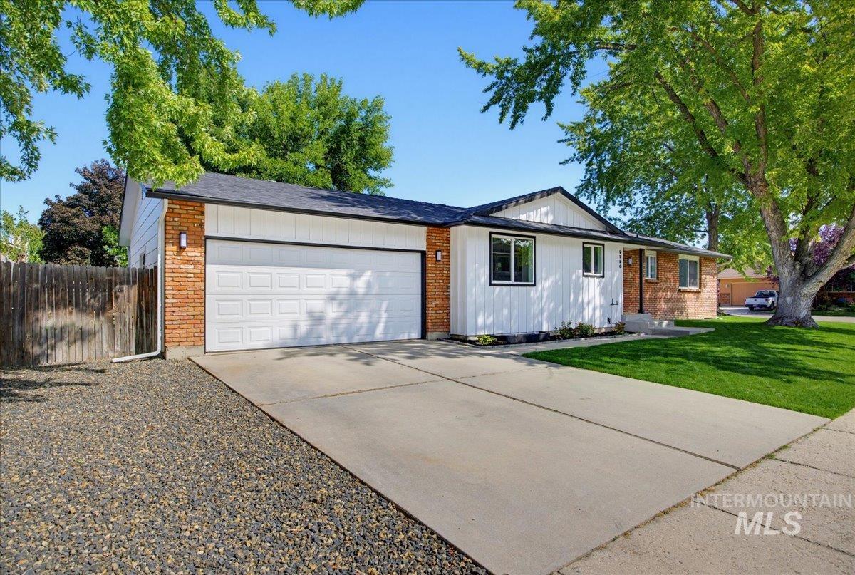 9720 W Whirlaway Property Photo 4