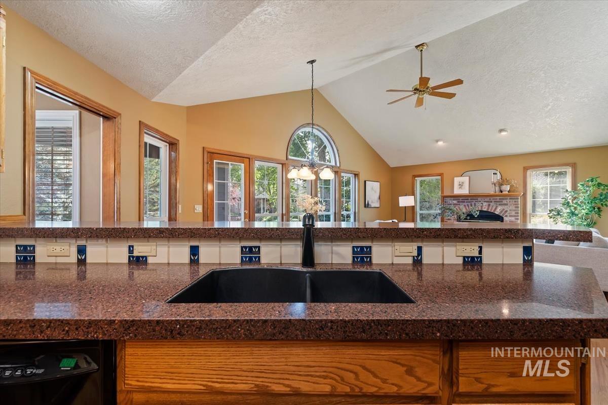 4886 N Lake Front Pl Property Photo 11