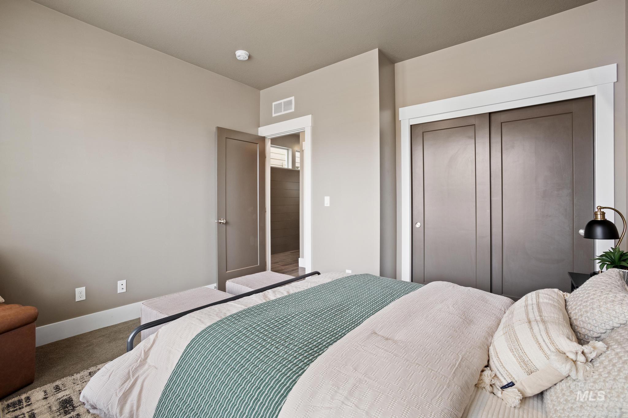 1205 W Melrose St Property Photo 15
