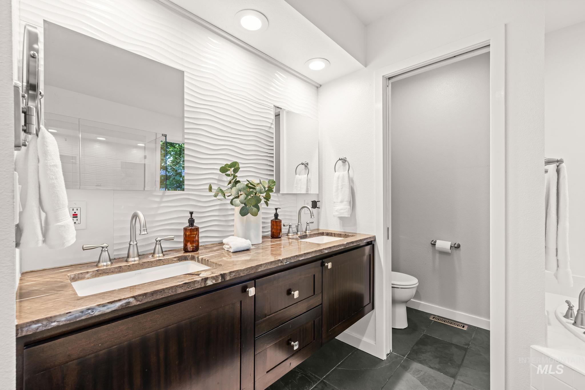 4914 N Point Place Property Photo 17