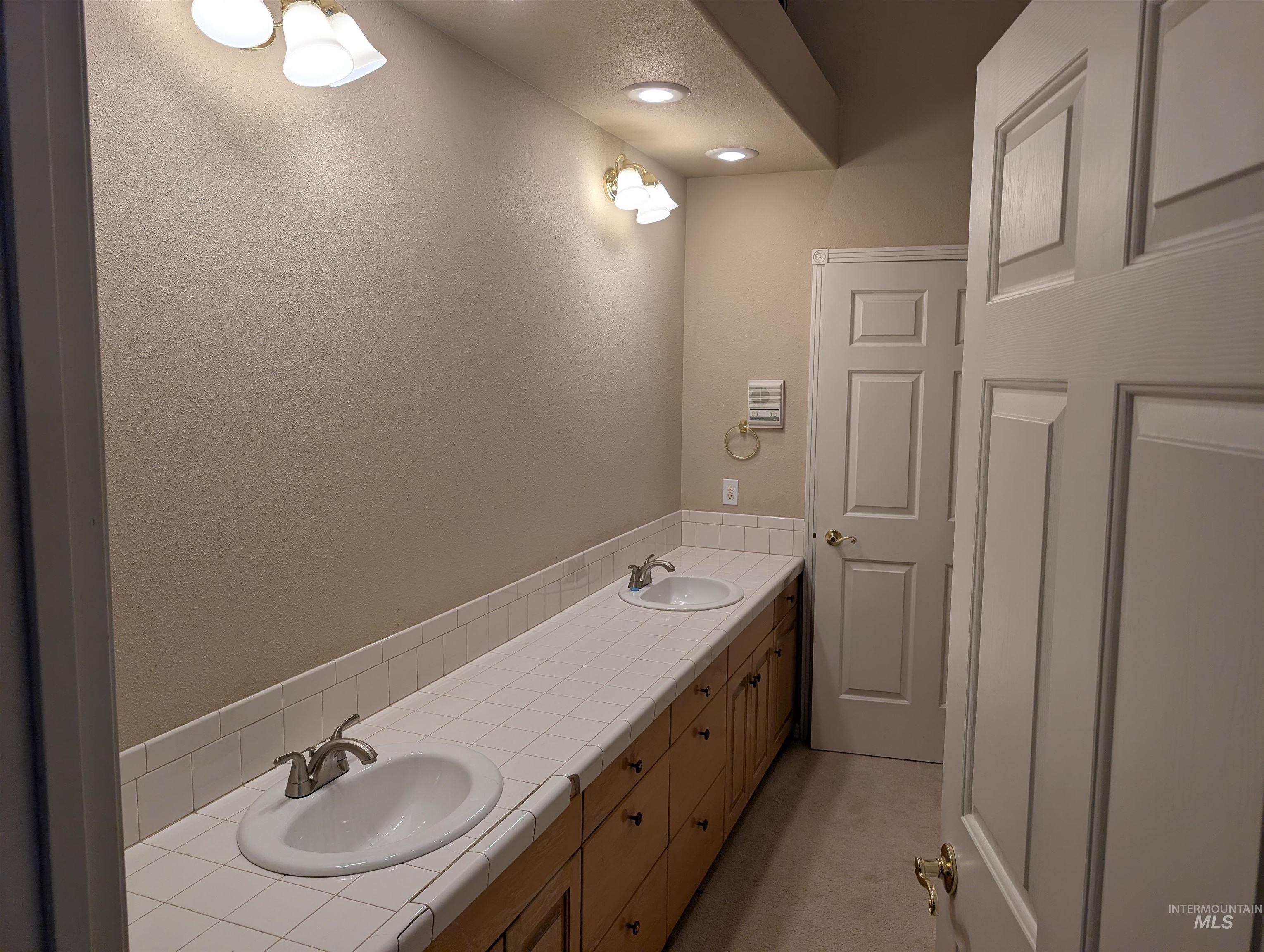 690 S Granite Way Property Photo 13