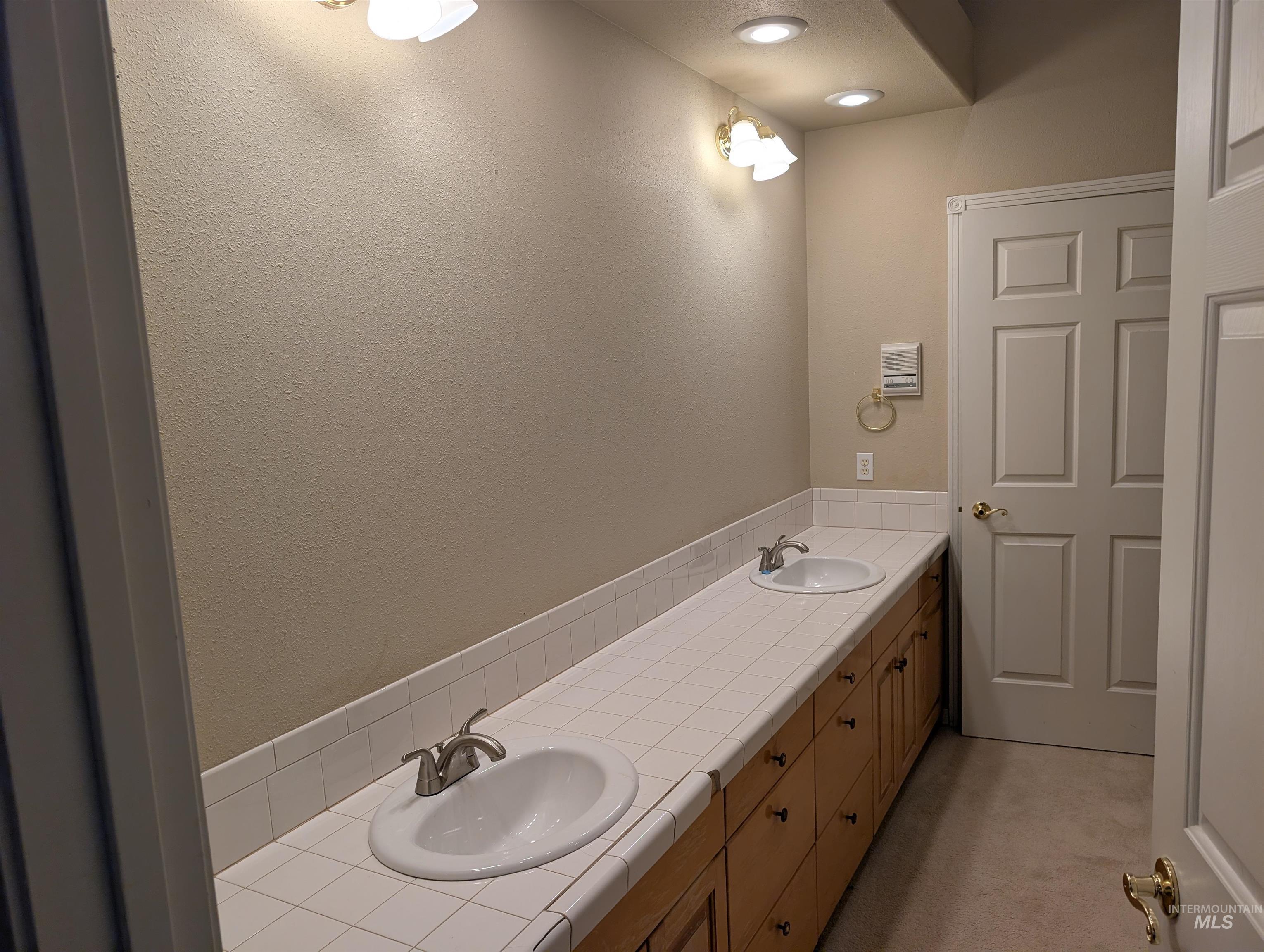 690 S Granite Way Property Photo 14