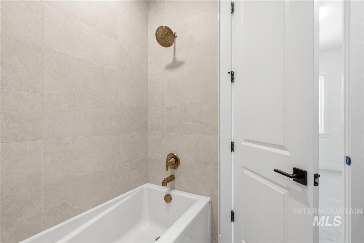 7050 W Tolland St Property Photo 32