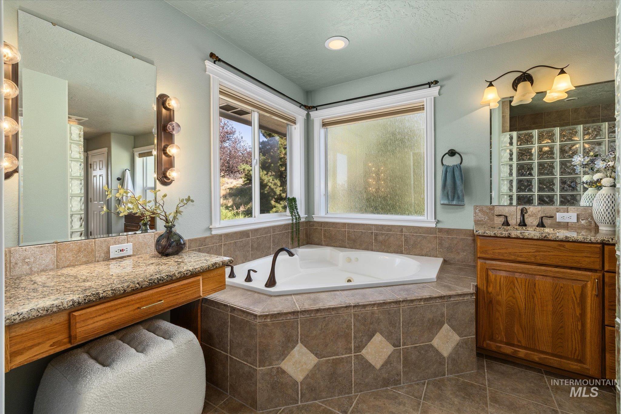 6491 N Hillsboro Pl Property Photo 25