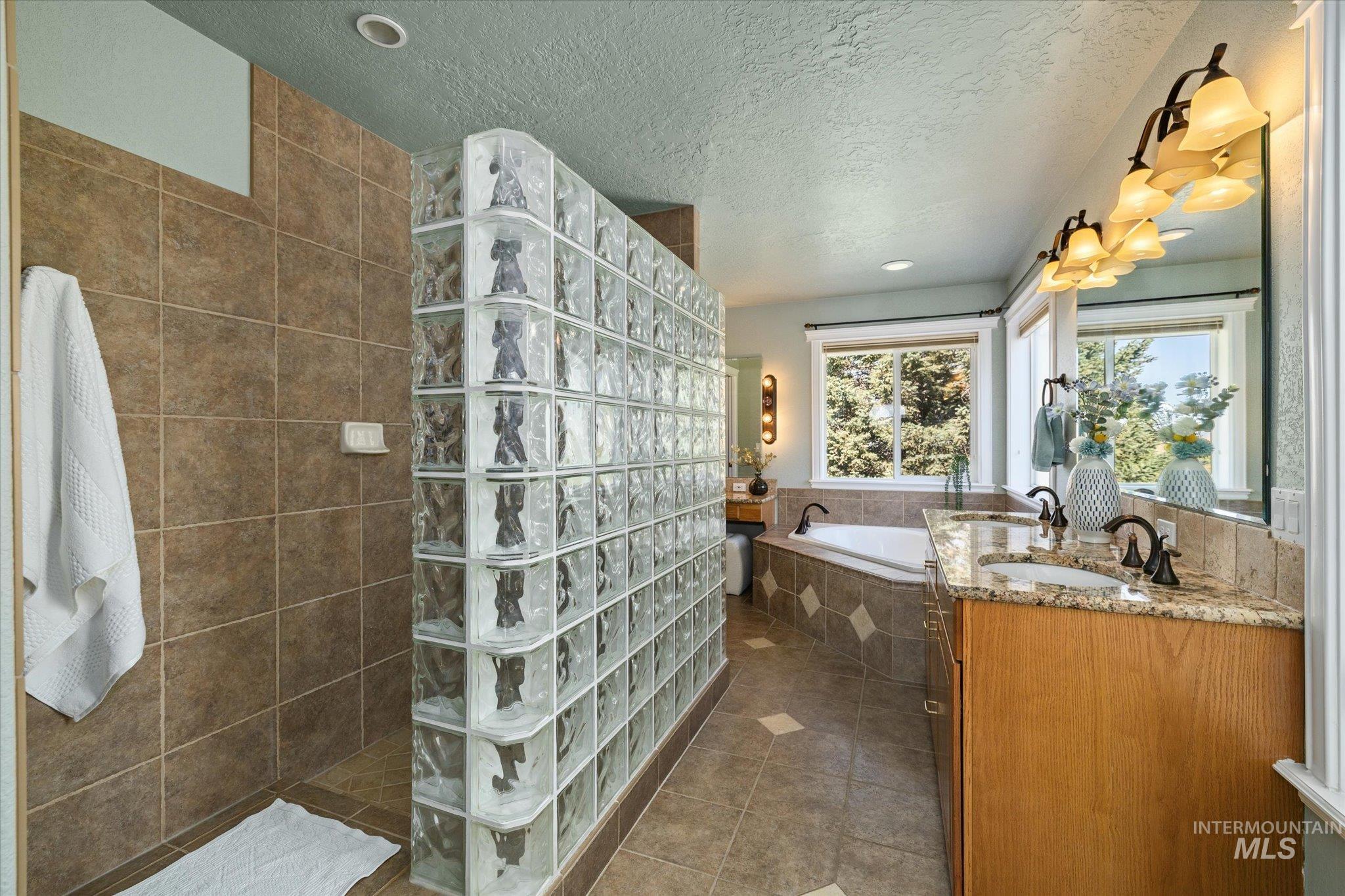 6491 N Hillsboro Pl Property Photo 27