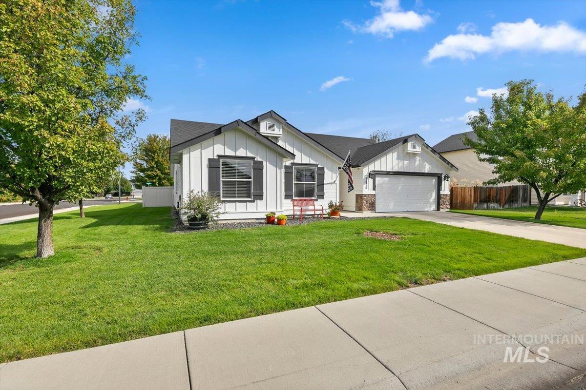 1472 E Meadow Creek Property Photo 2